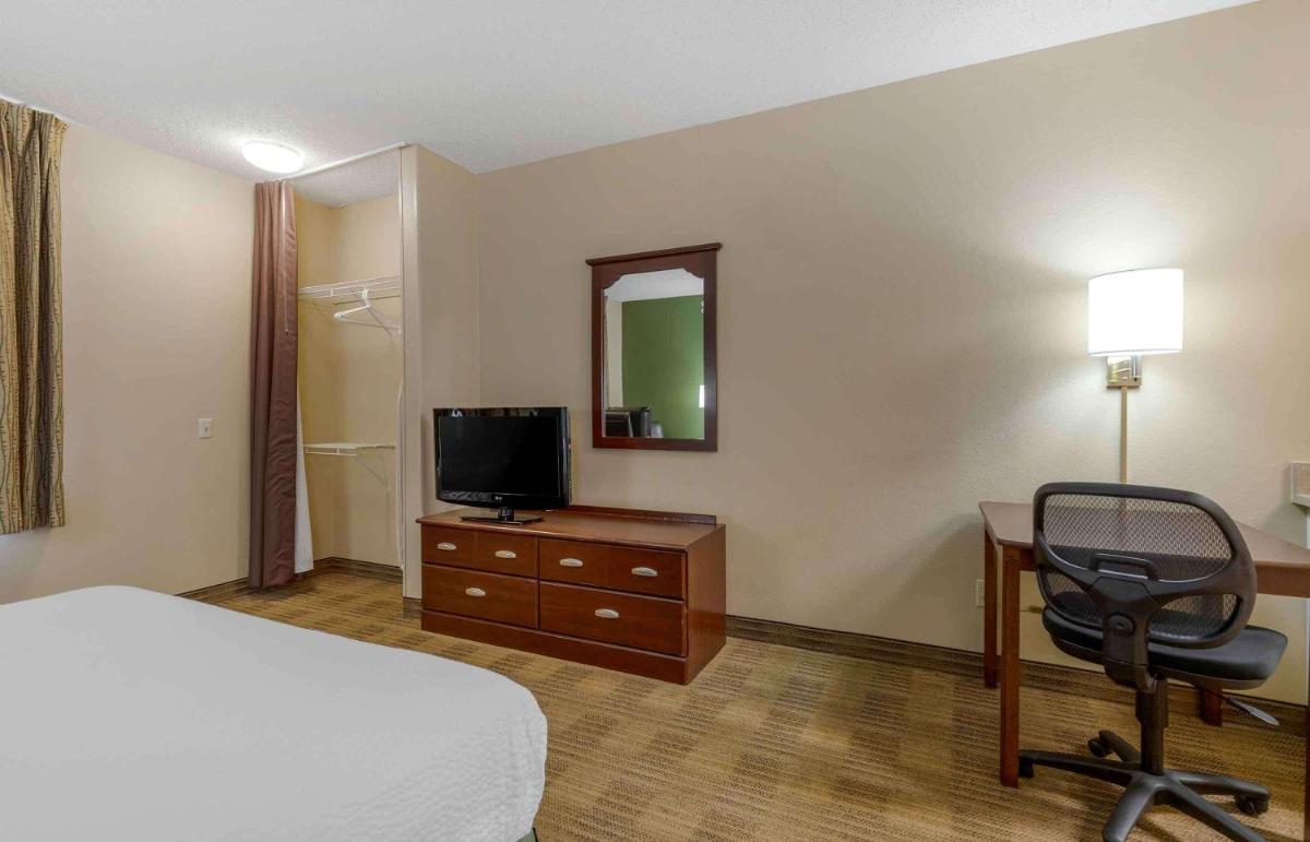Queen studio with 1 Queen Bed - Disability Access/Non-Smoking photo 2