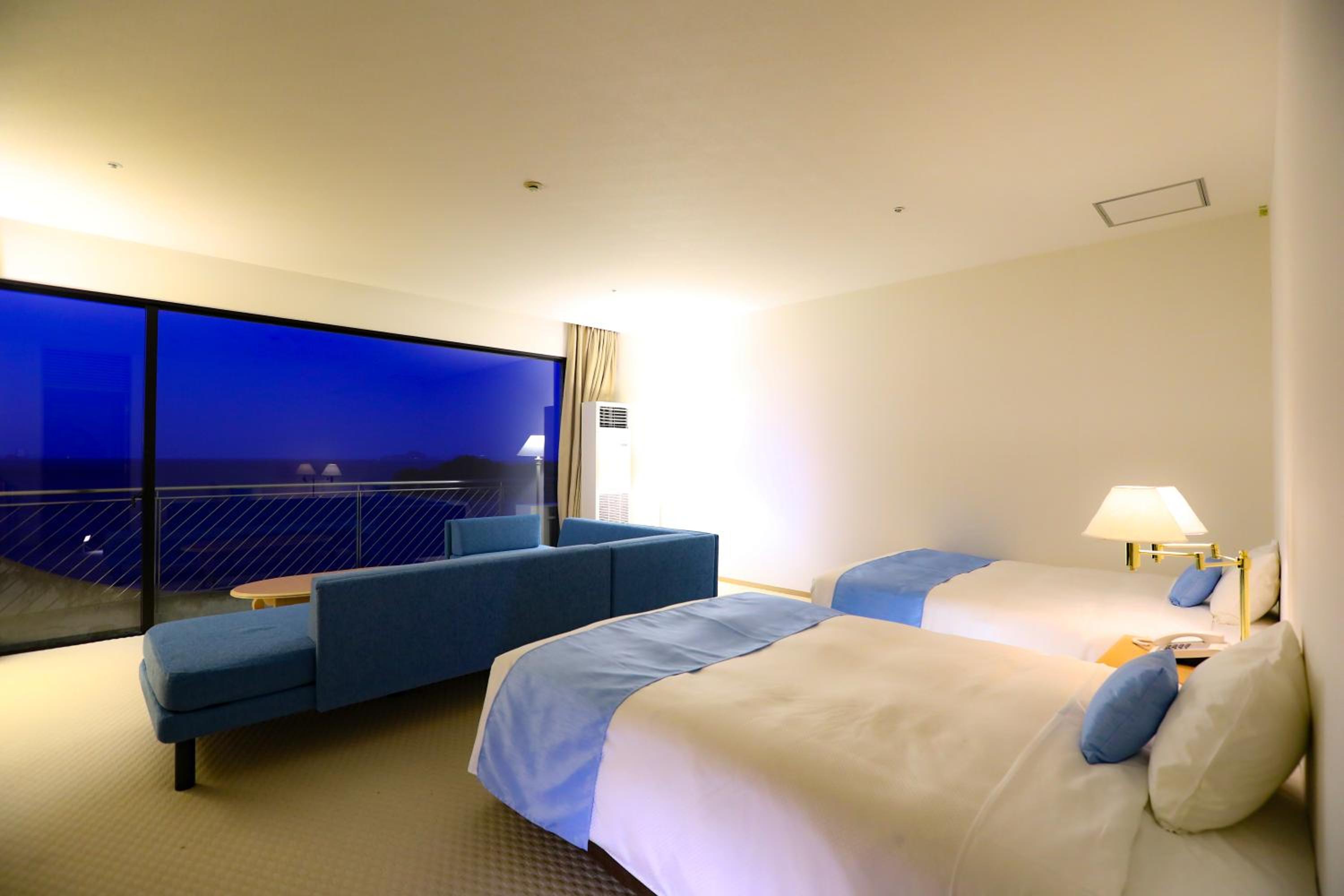 Junior Suite Triple Room (Top Floor) - Indoor Bath - Non-Smoking - Photo 1