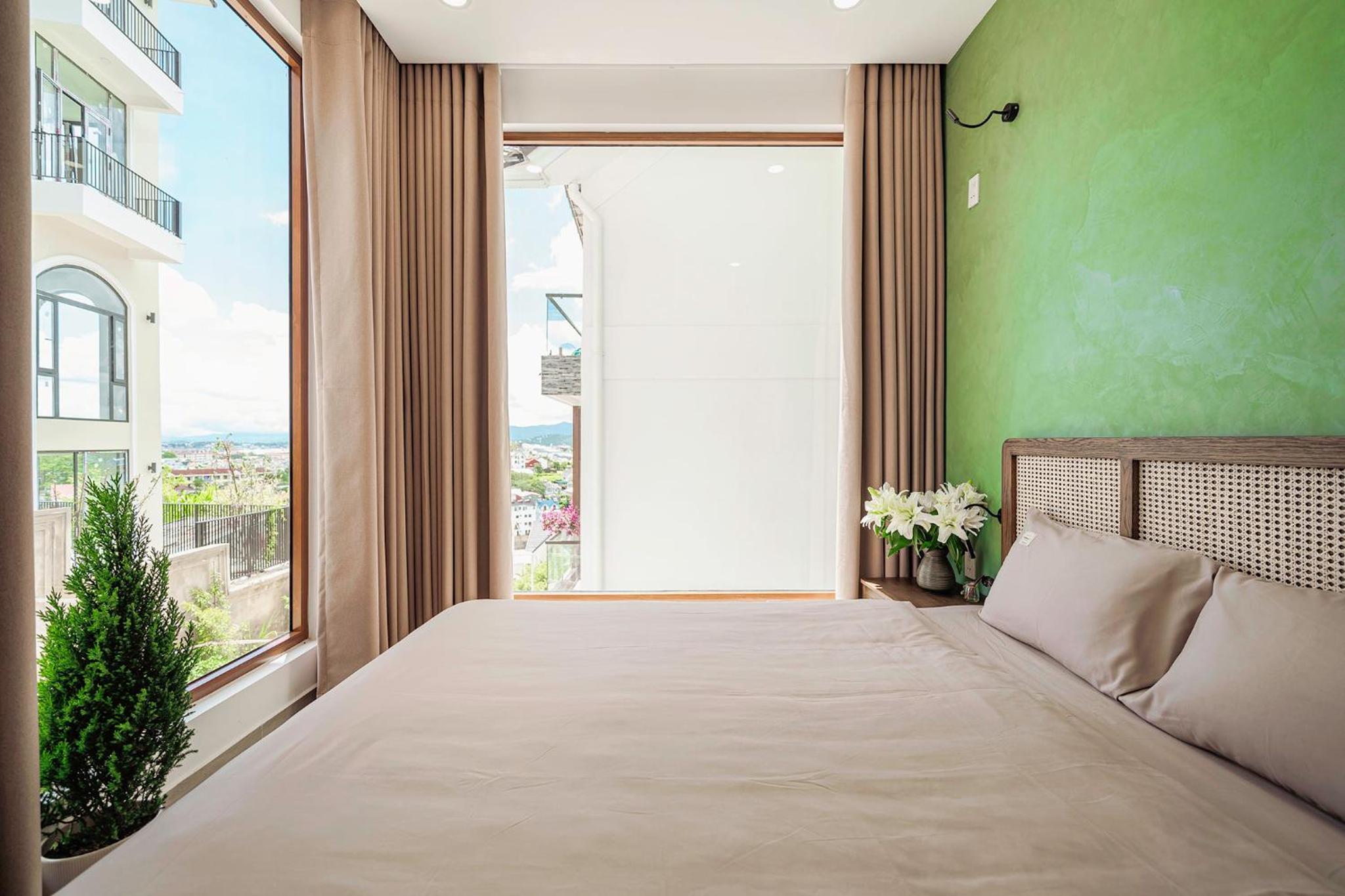 Queen Room with Garden View