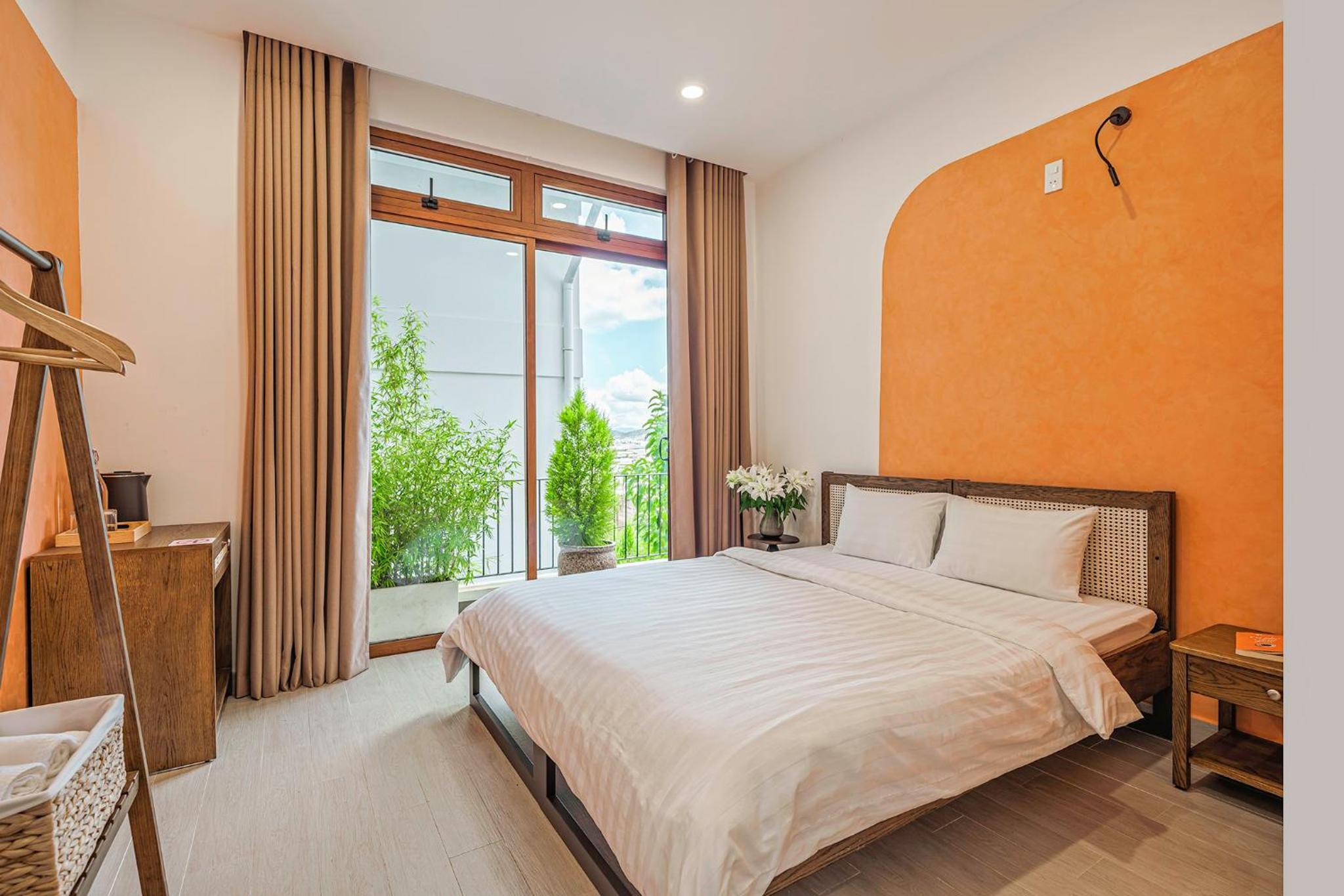 Deluxe Double Room with Balcony - Photo 12