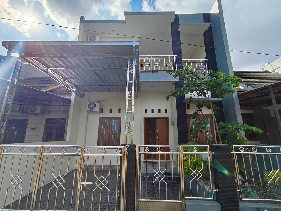 Five-Bedroom House photo 3