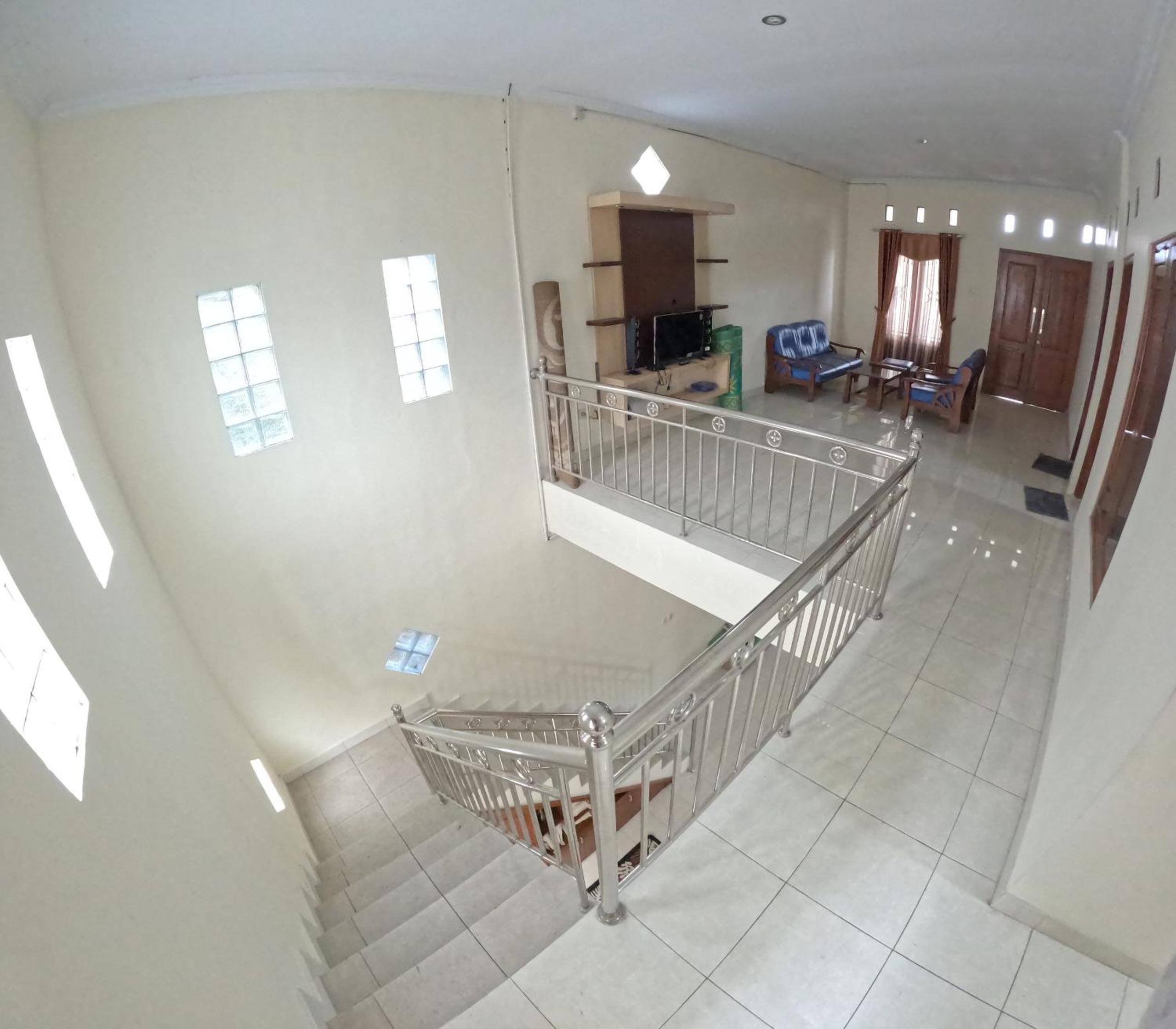 Five-Bedroom House photo 1
