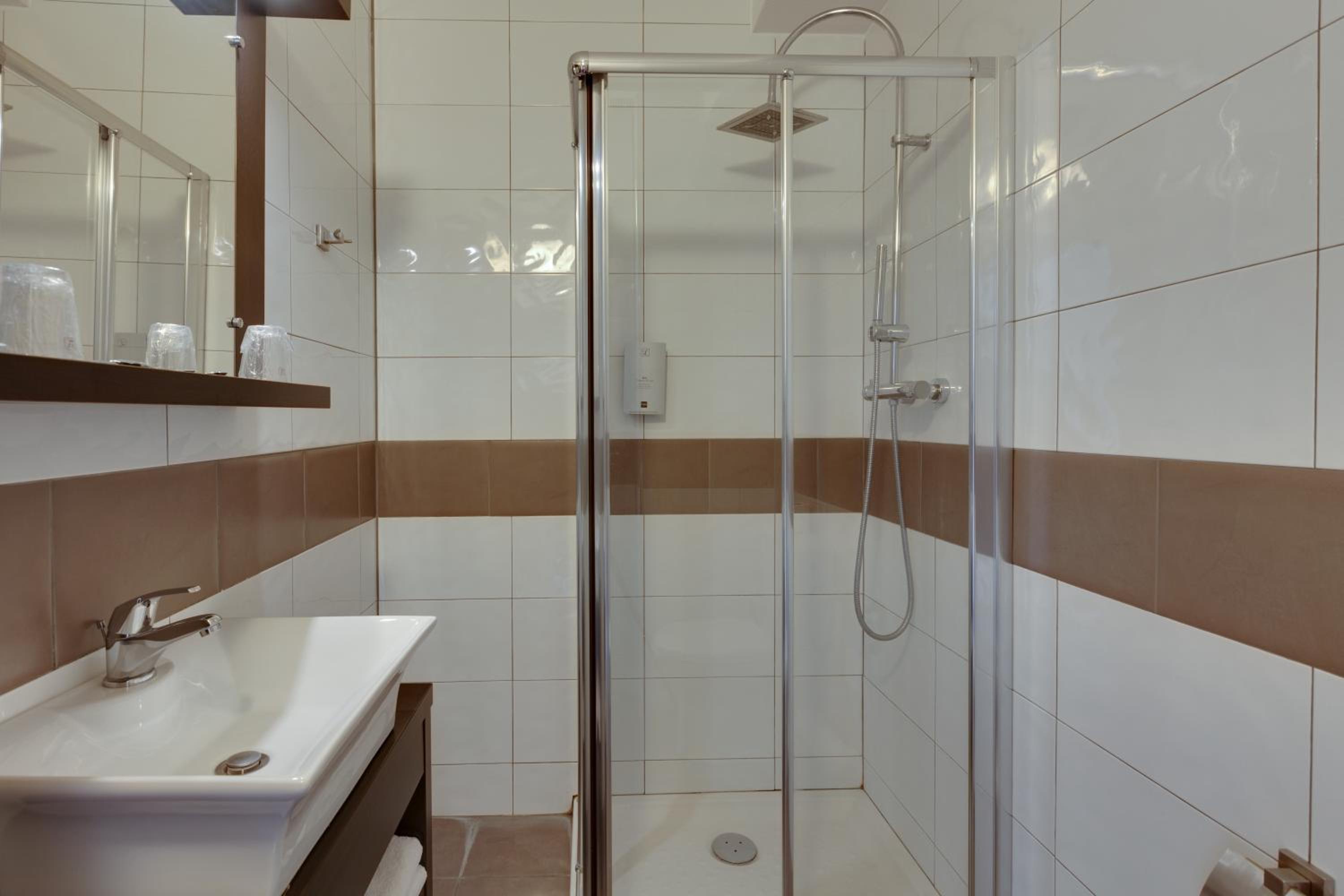 Twin Room - Photo 2