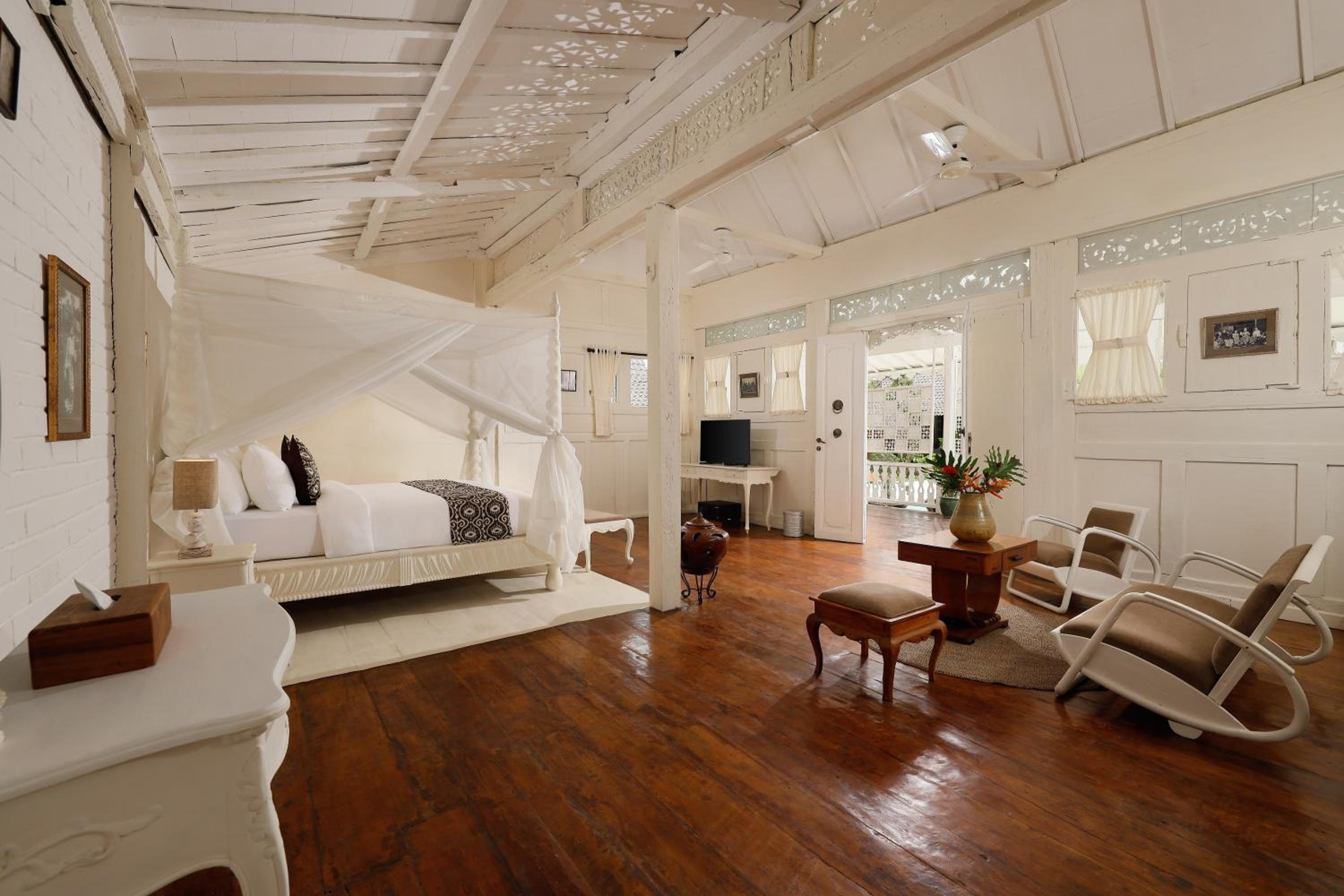 Suite with Pool View - Photo 3