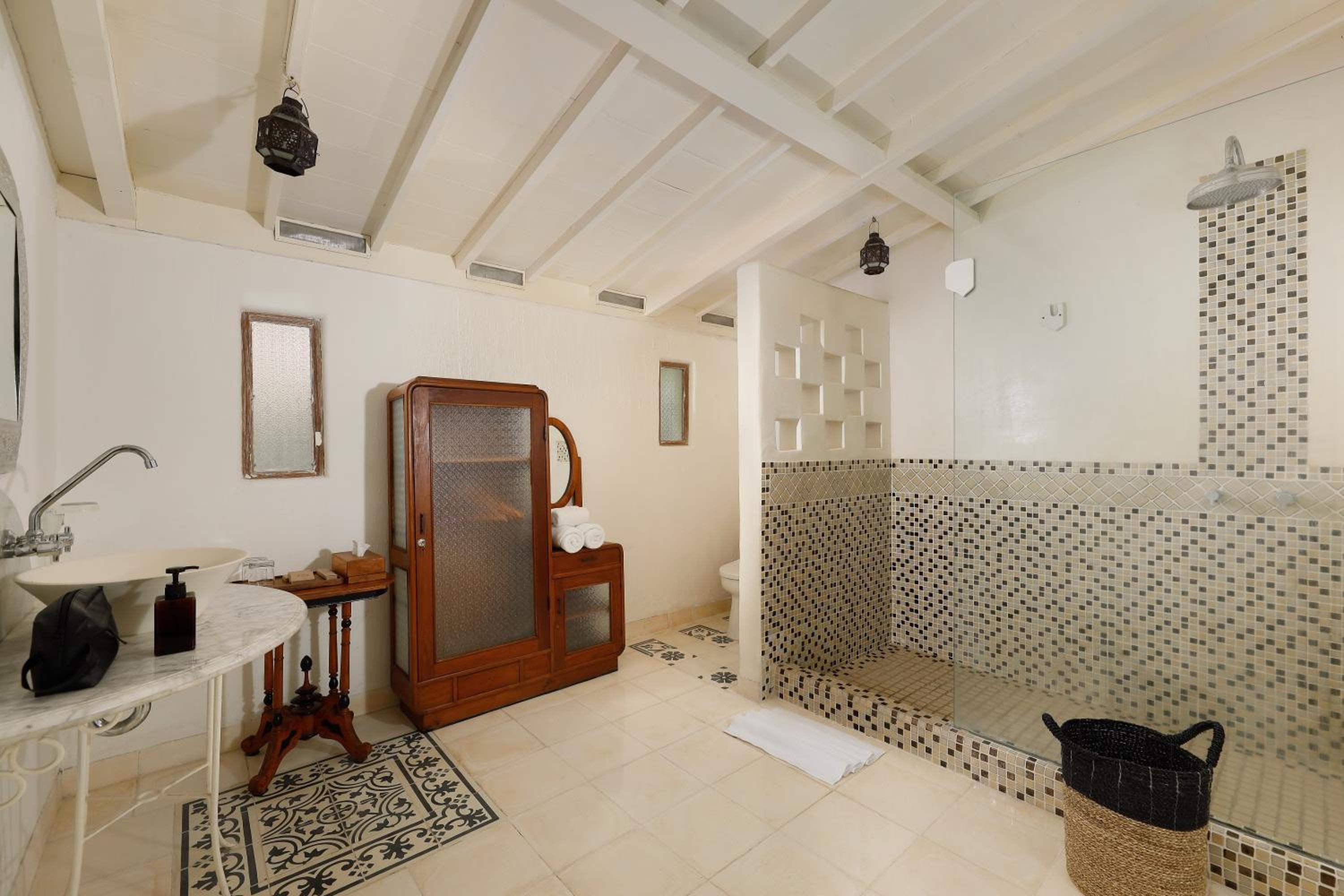 Suite with Pool View - Photo 4