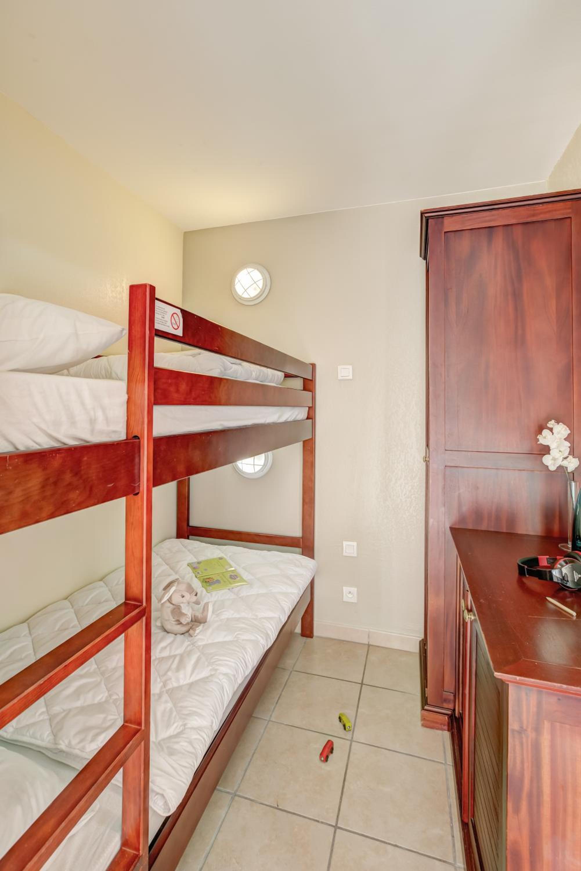 Superior One-Bedroom Apartment with Sleeping Alcove and Terrace or Balcony (6 People)