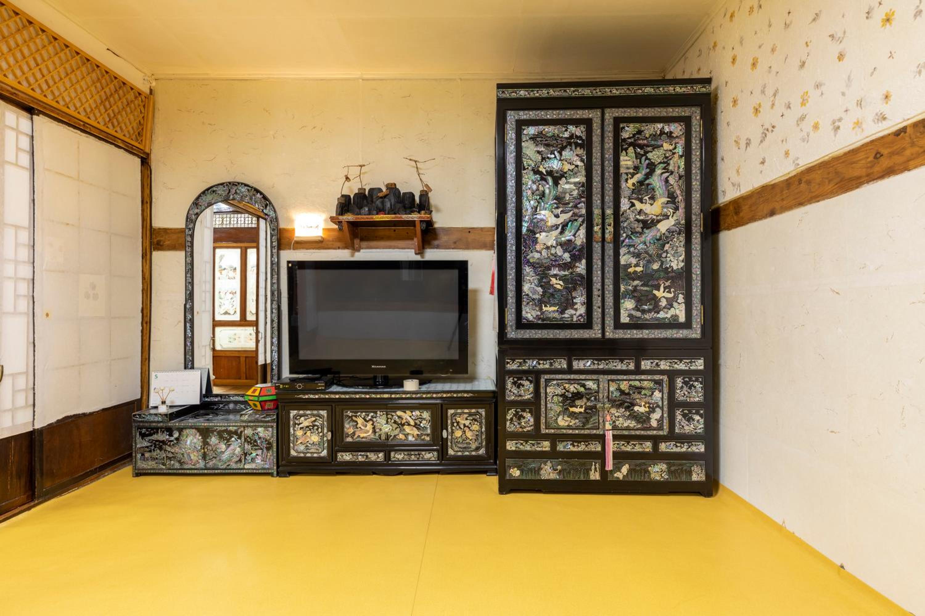 Korean-Style Private Ondol Two Room House with Bathroom