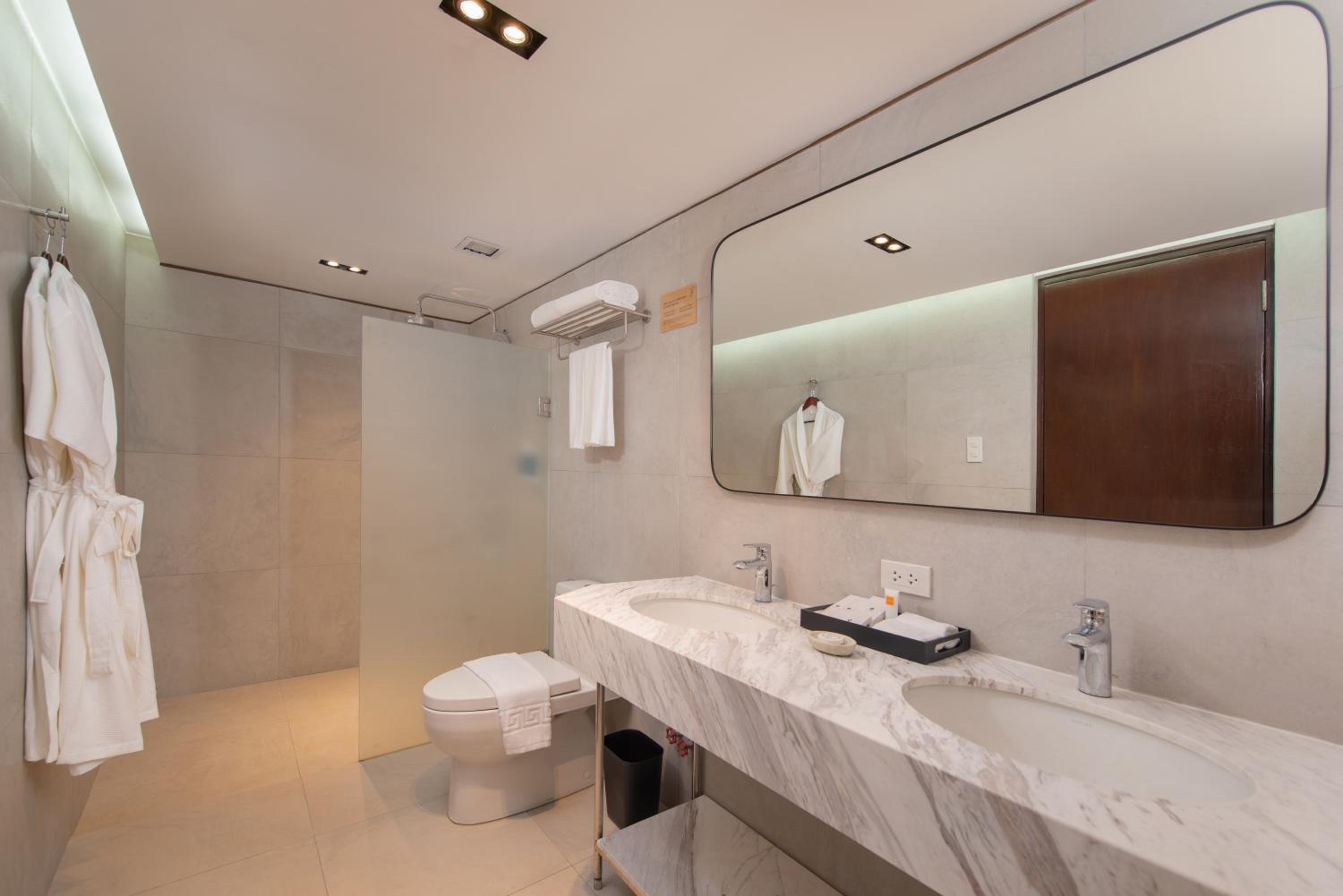 One-Bedroom Suite - Photo 6