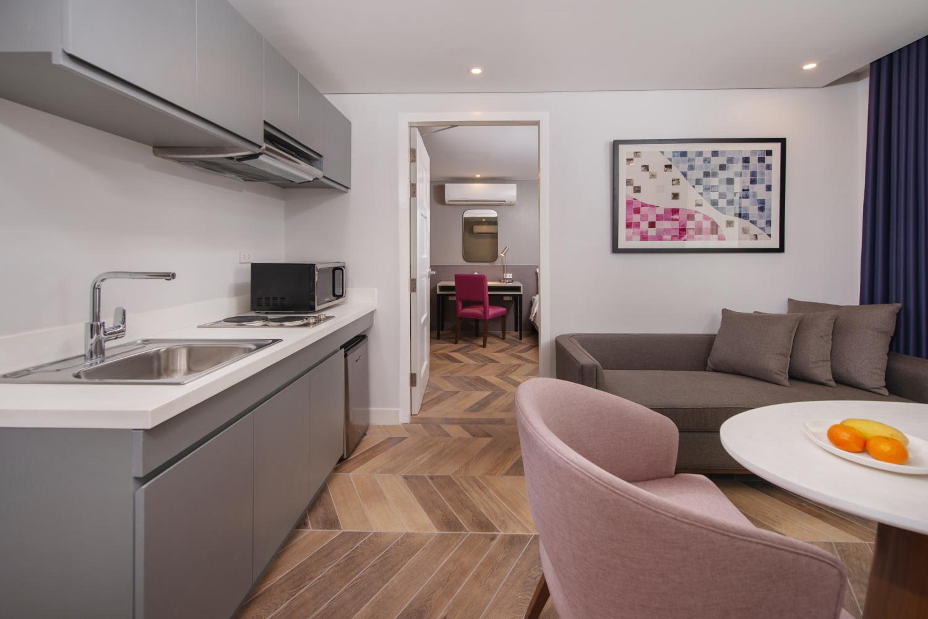 One-Bedroom Suite - Photo 7