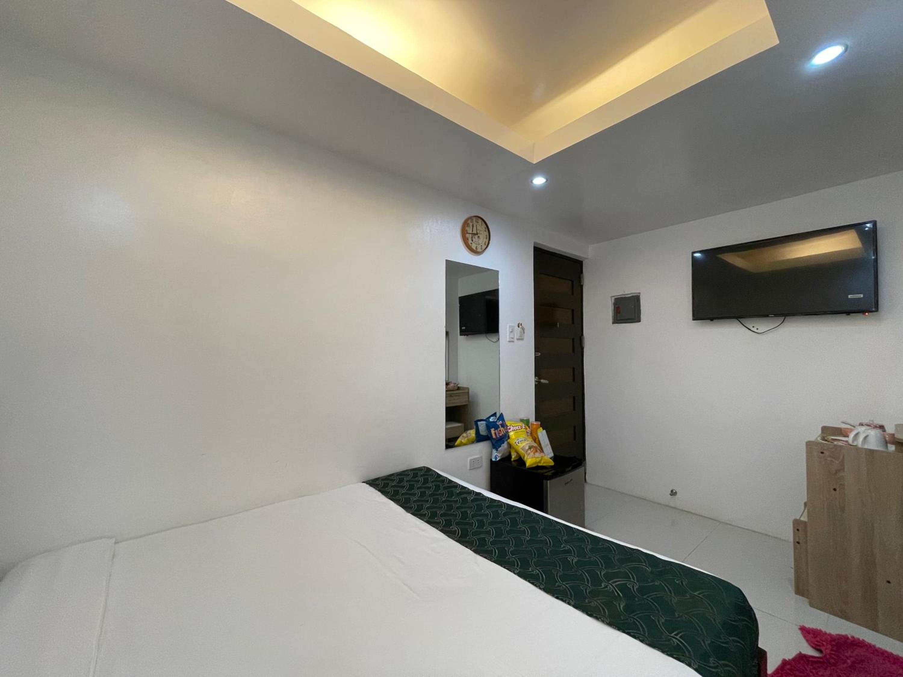 Queen Room photo 2