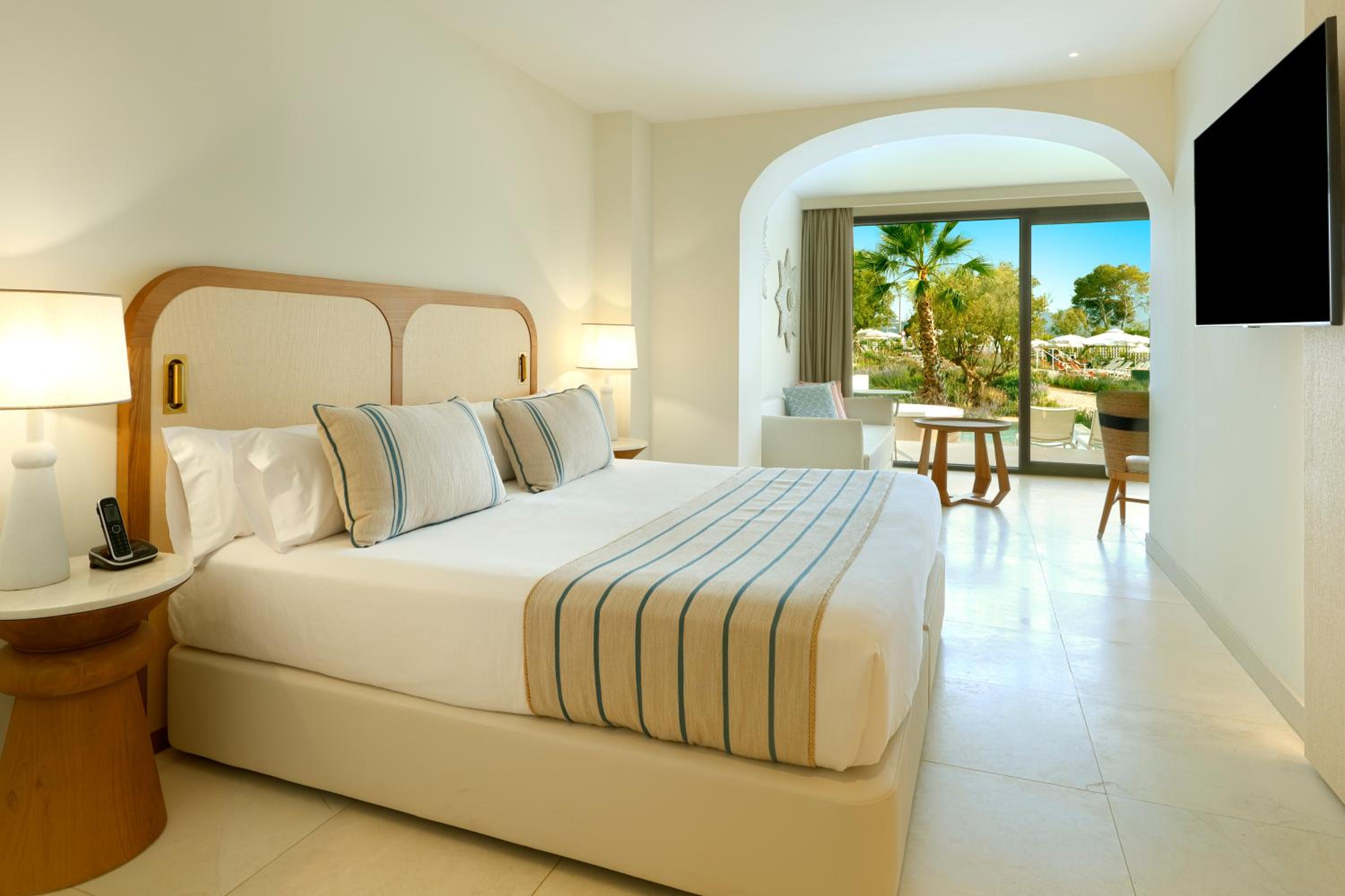 Signature Level Junior Suite Swim Up