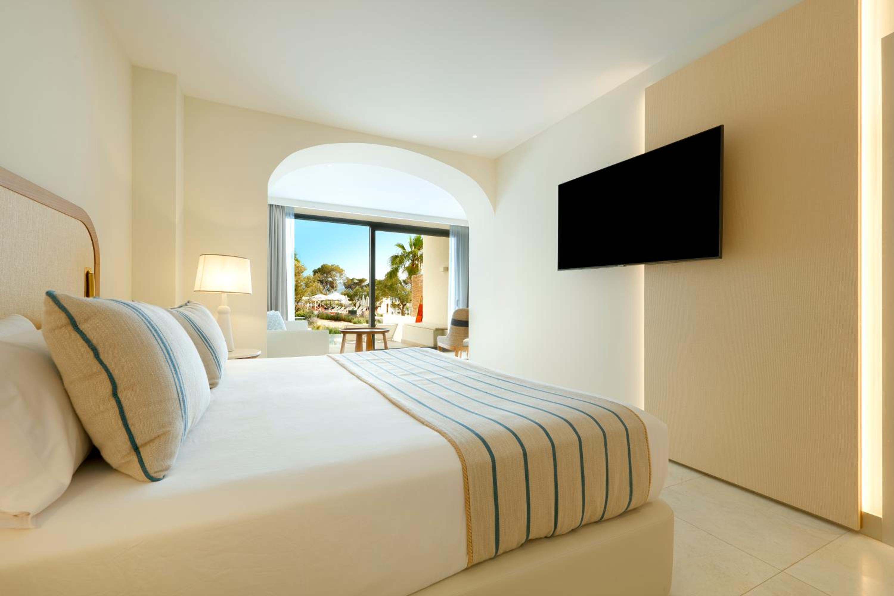 Signature Level Junior Suite Swim Up thumbnail 5
