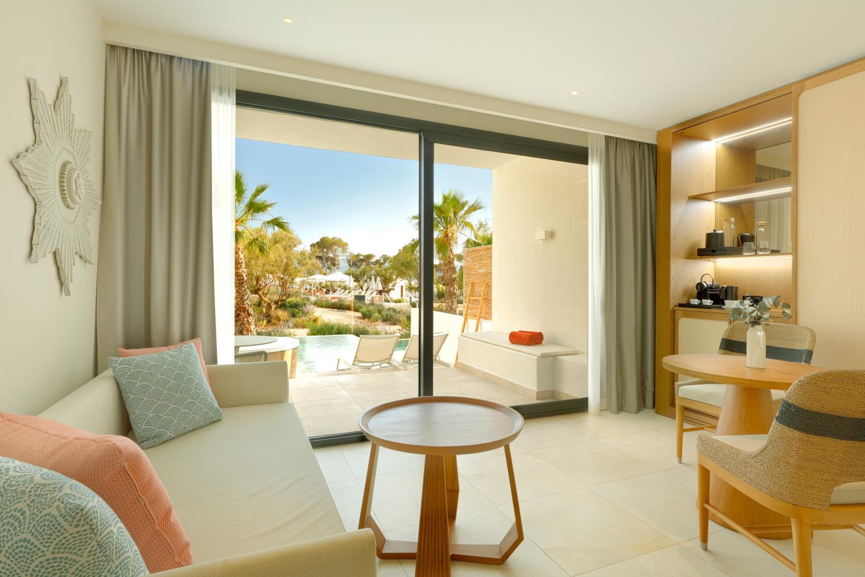 Signature Level Junior Suite Swim Up