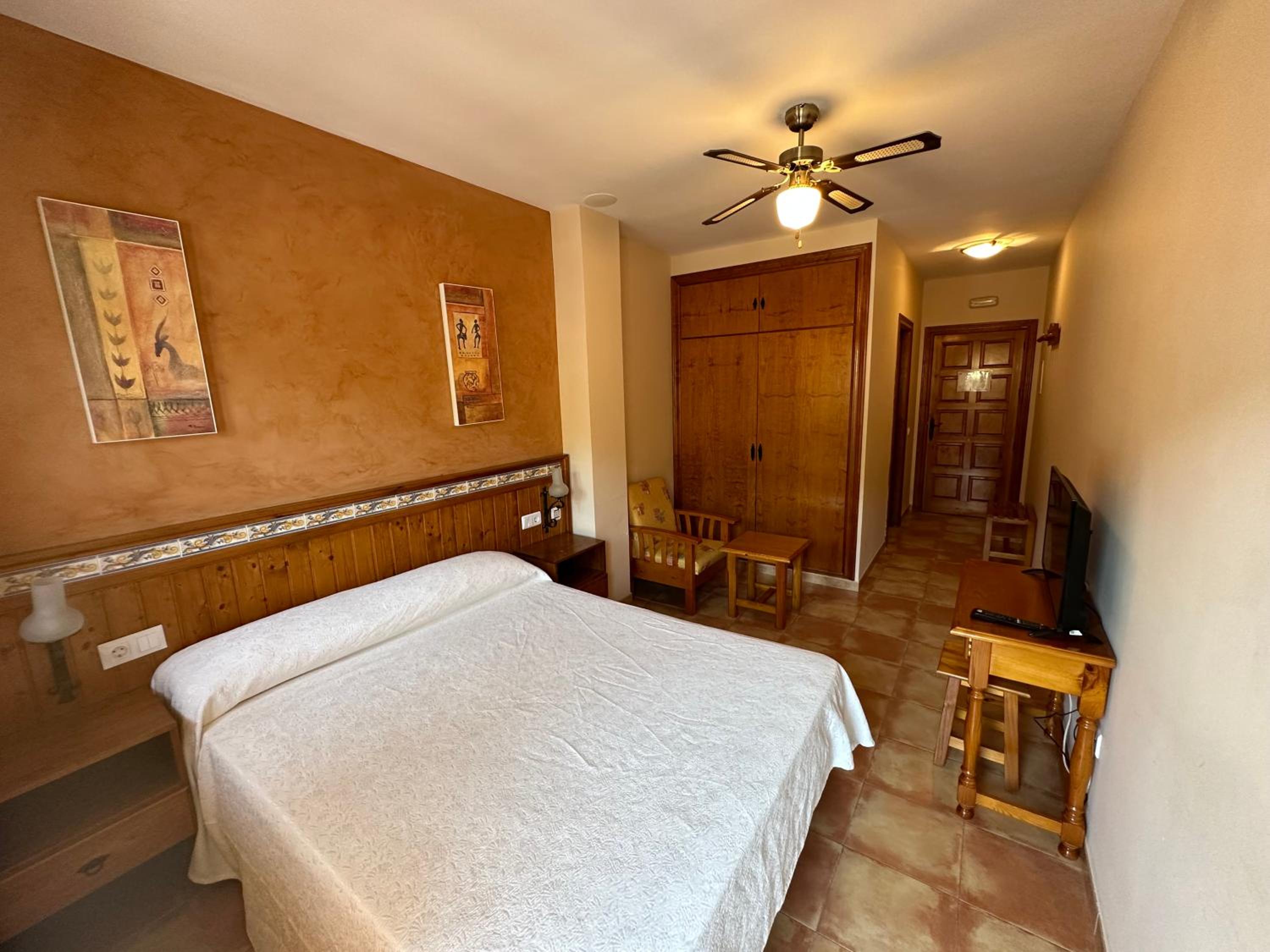 Single Room with Private Bathroom photo 2