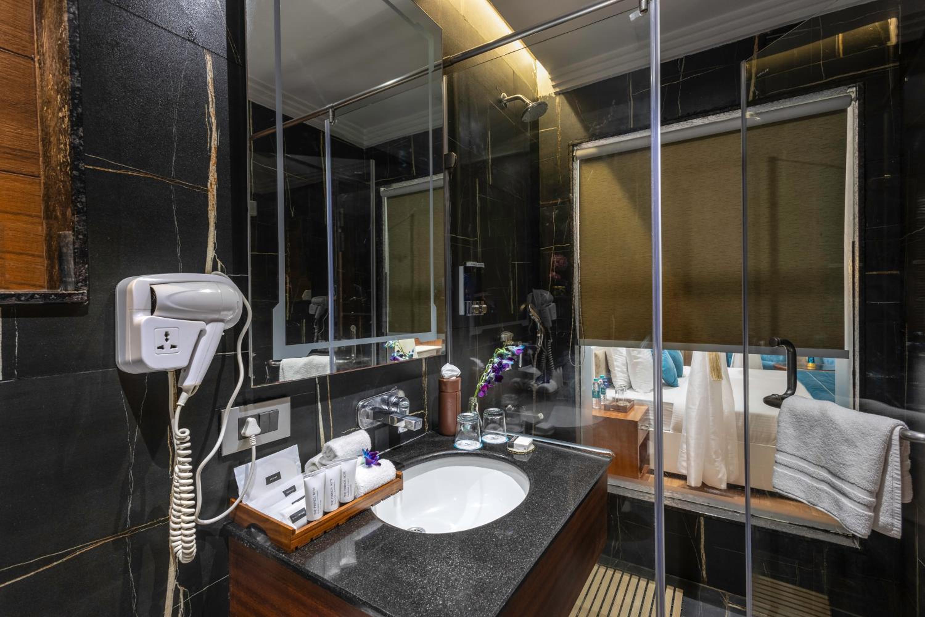Deluxe Double Room (2 Adults + 1 Child)