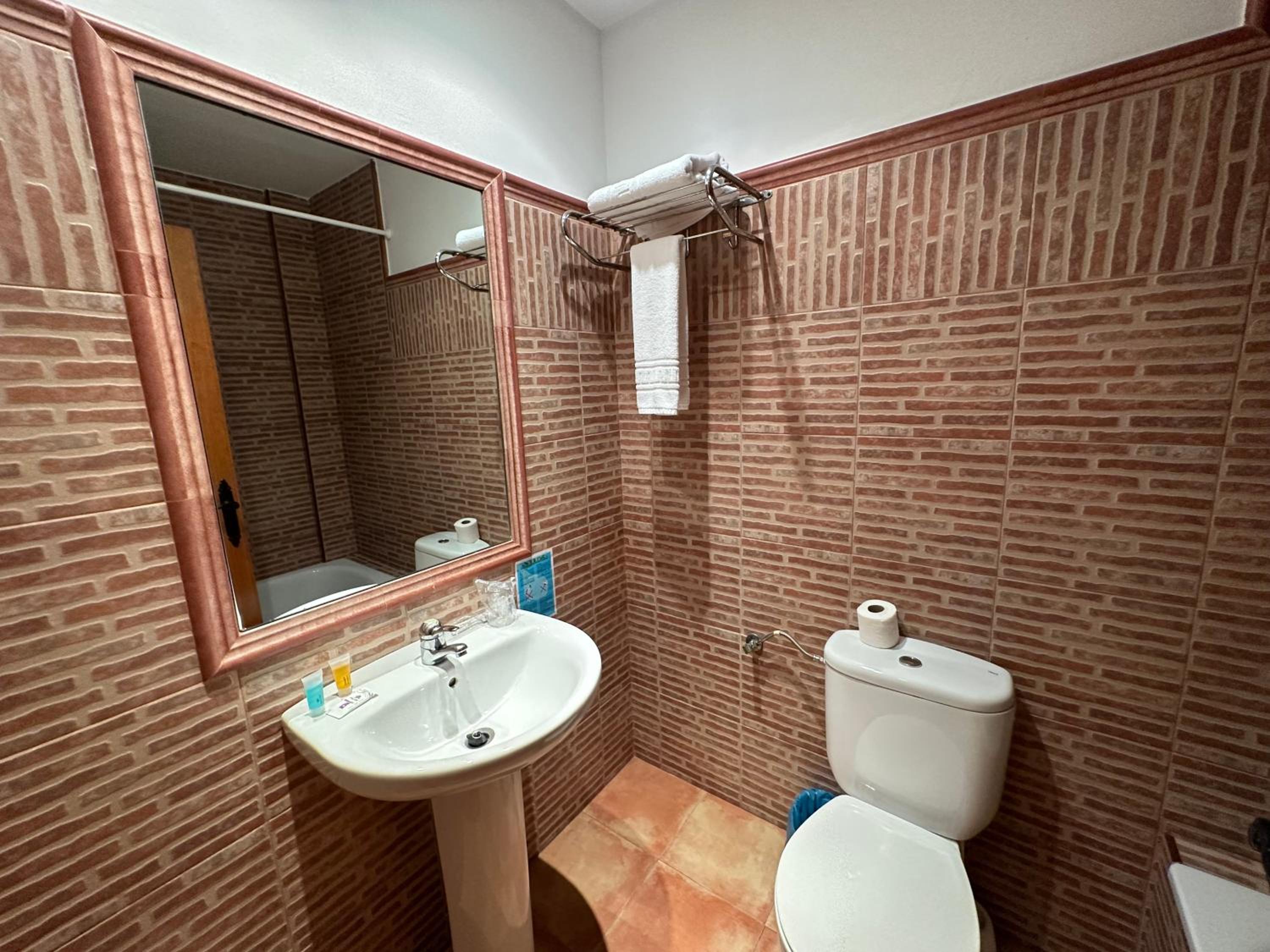 Single Room with Private Bathroom photo 3