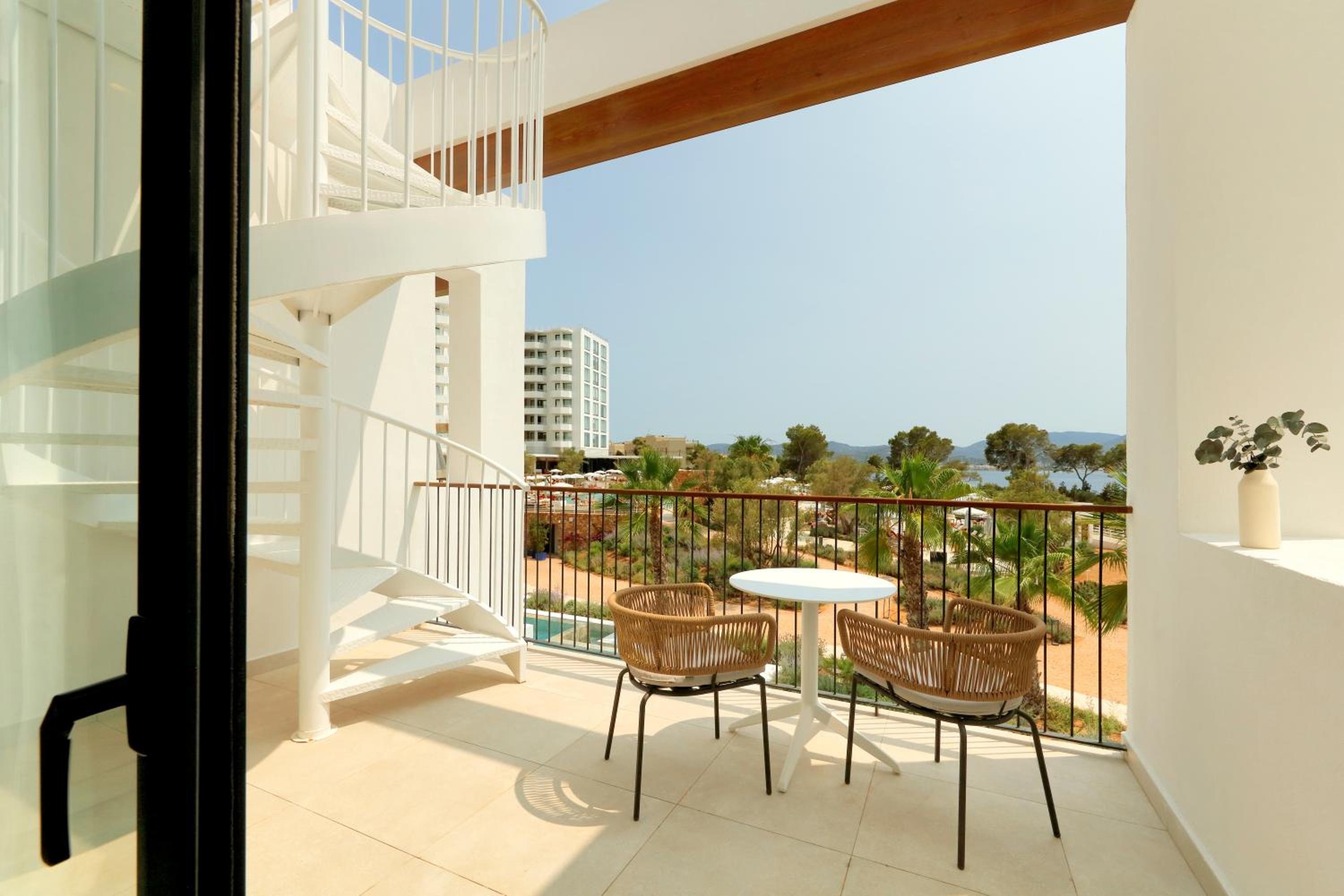 Signature Level - Rooftop Jacuzzi Terrace Junior Suite thumbnail 6