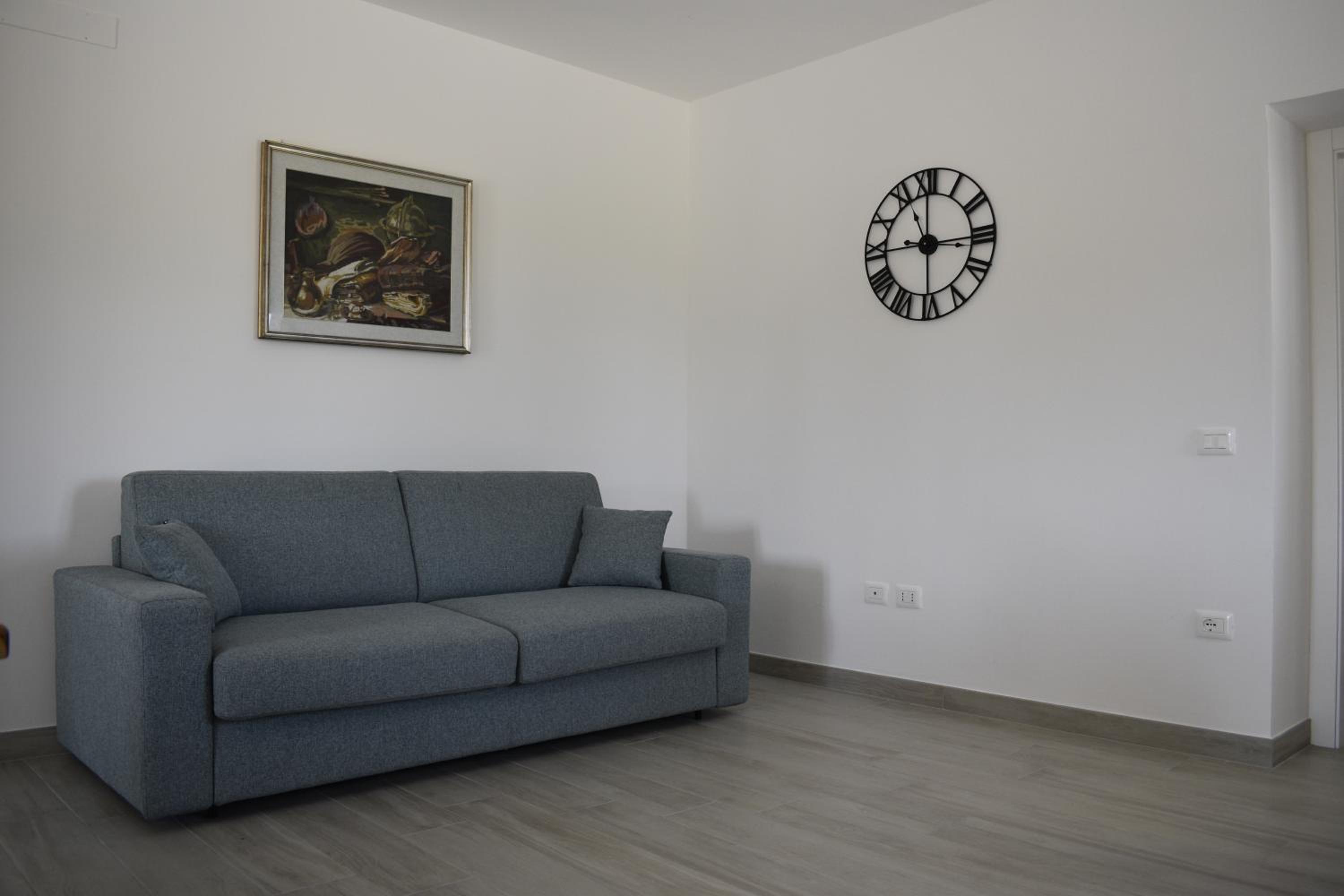 One-Bedroom Apartment photo 1