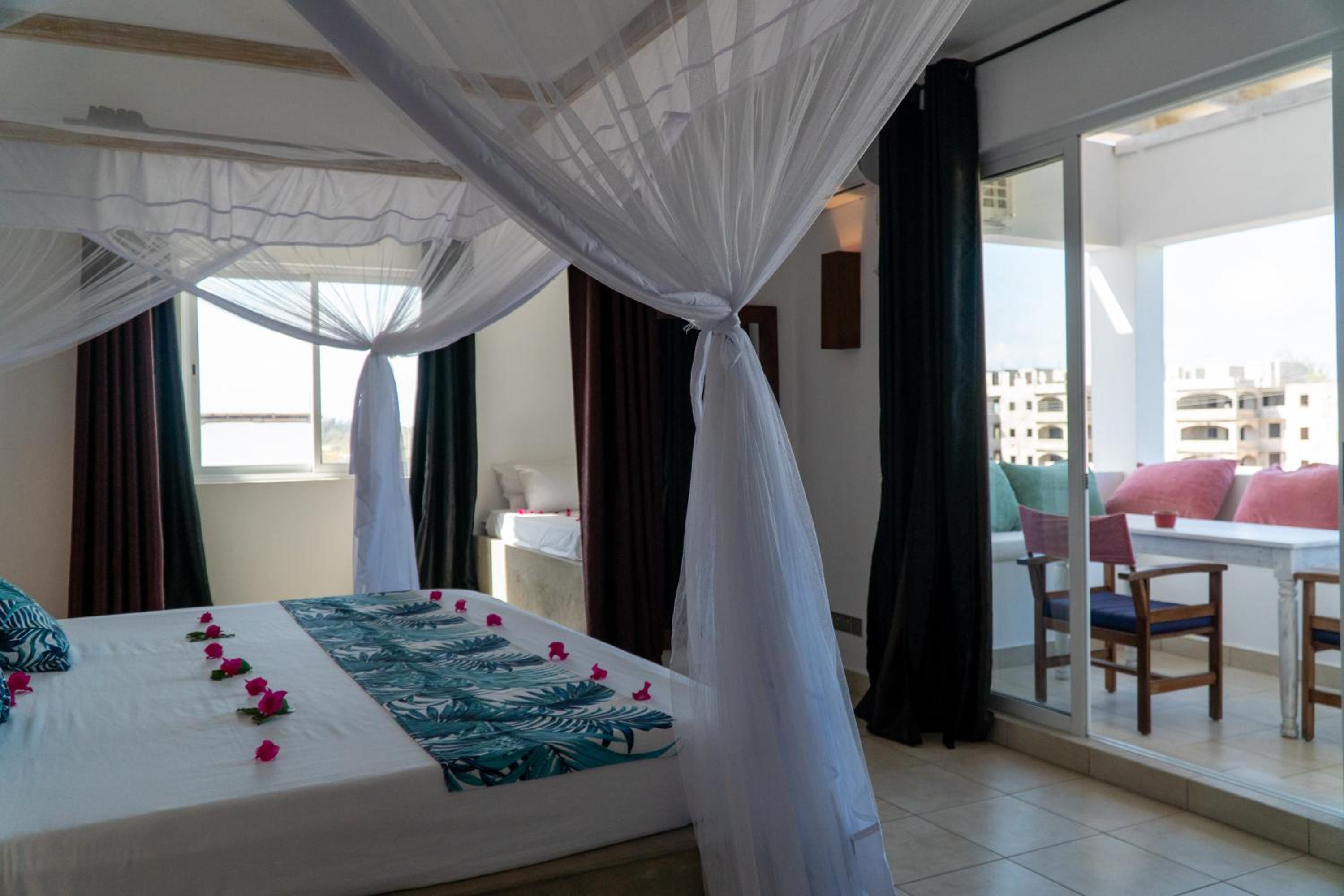 Family Room with Side Sea View - Photo 6