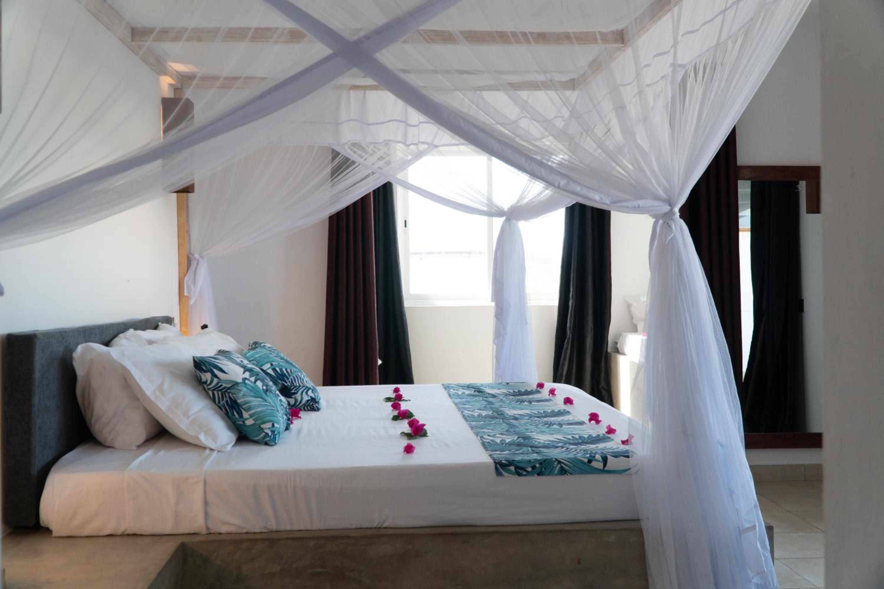 Family Room with Side Sea View - Photo 4