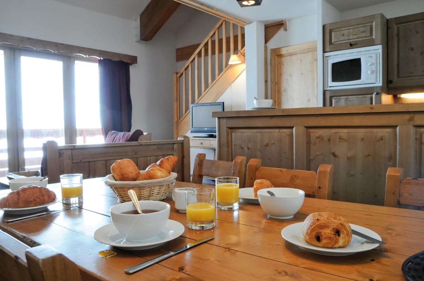 One-Bedroom Apartment with Alcove (6 Adults) photo 3