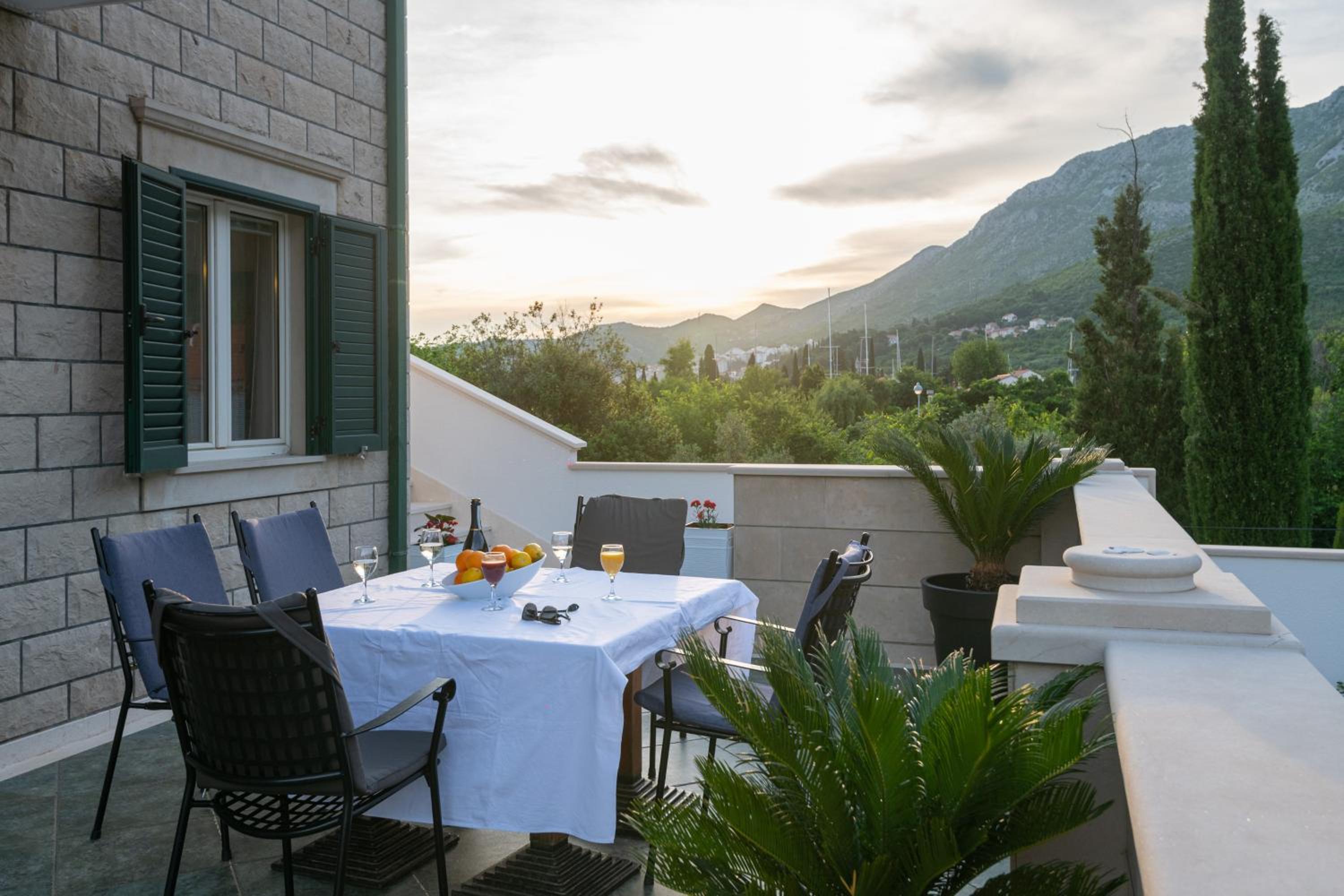 Three Bedroom Apartment with Terrace photo 2