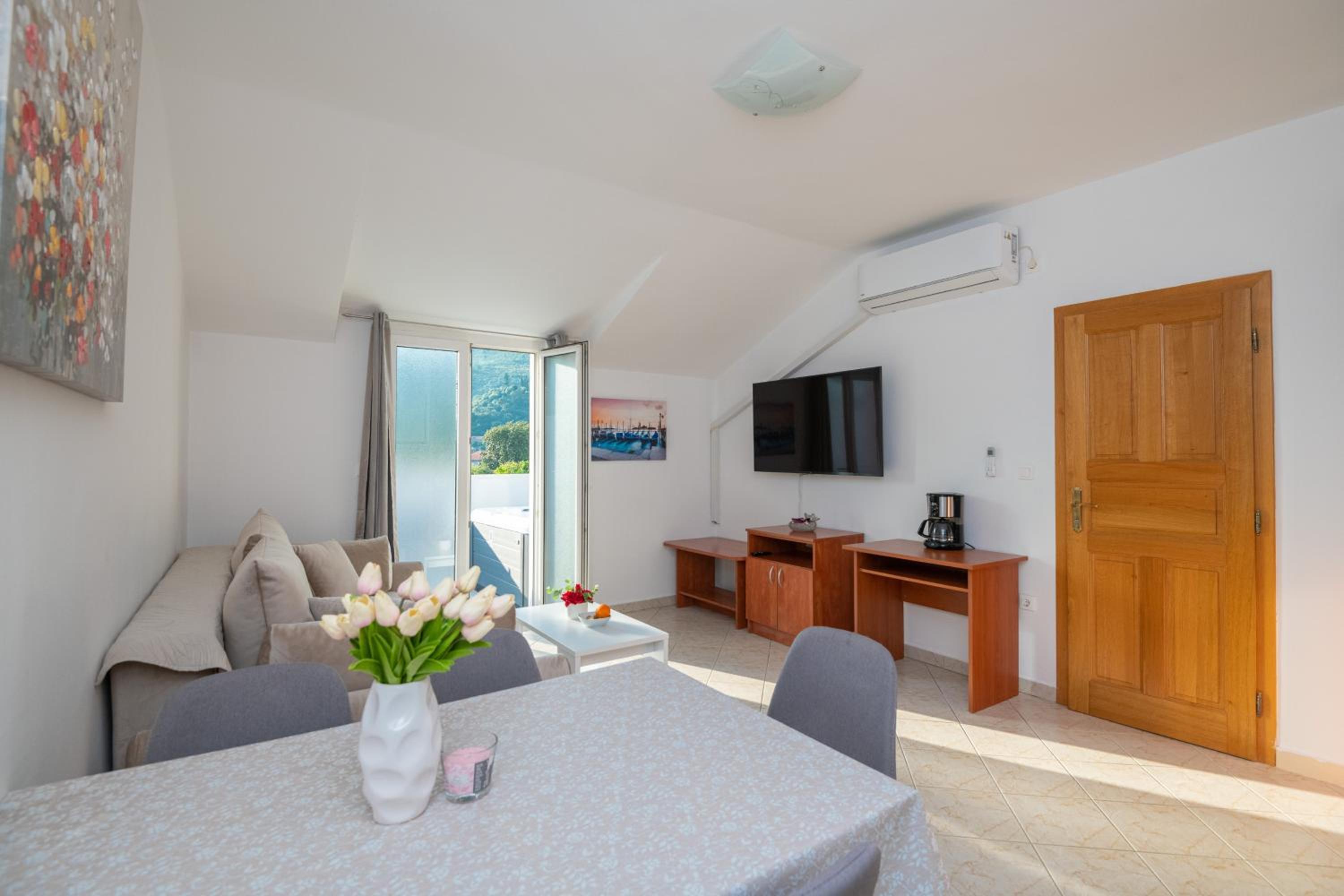 One Bedroom Apartment with Hot Tub photo 1
