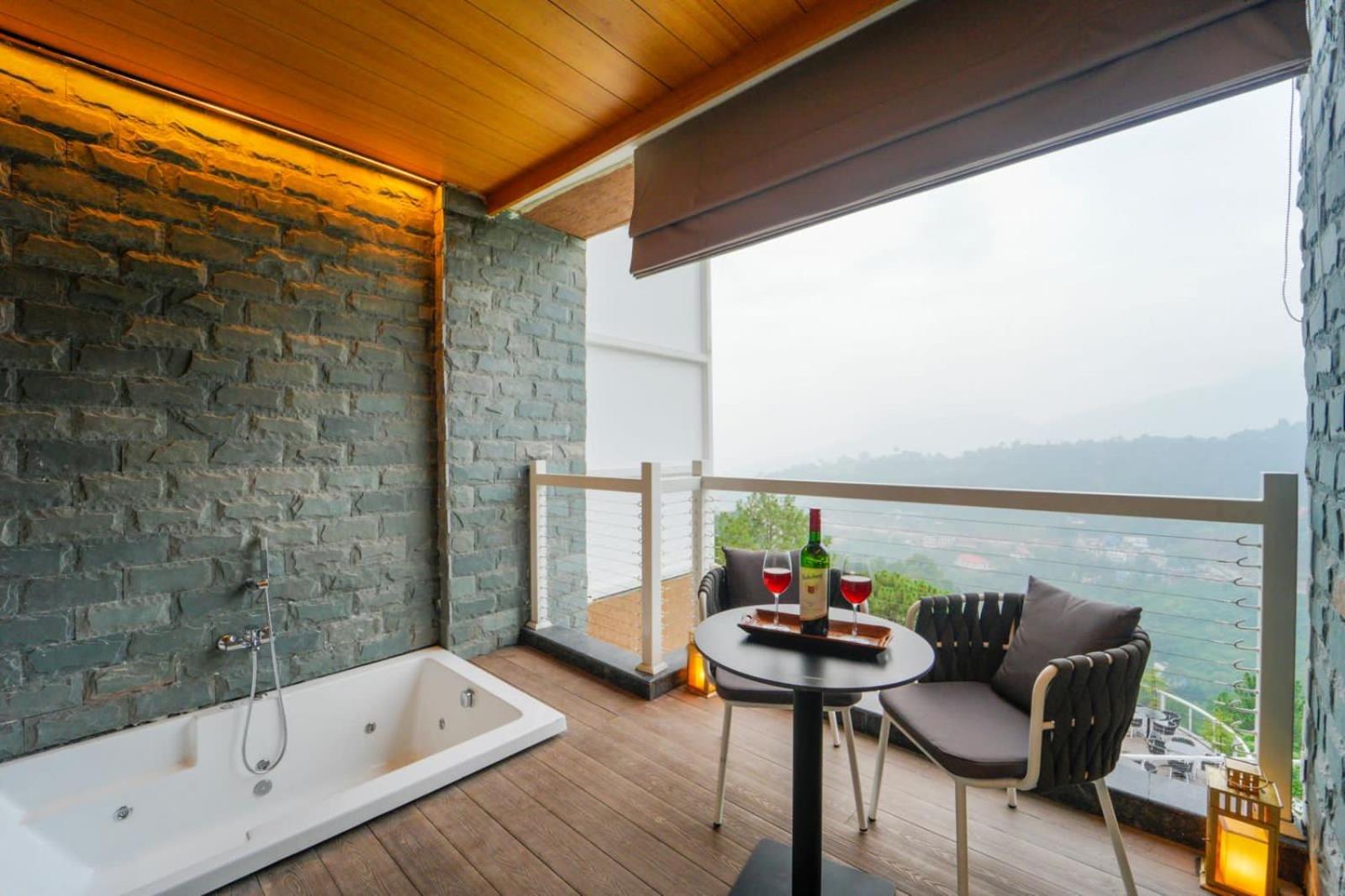 Suite with Hot Tub - Photo 5