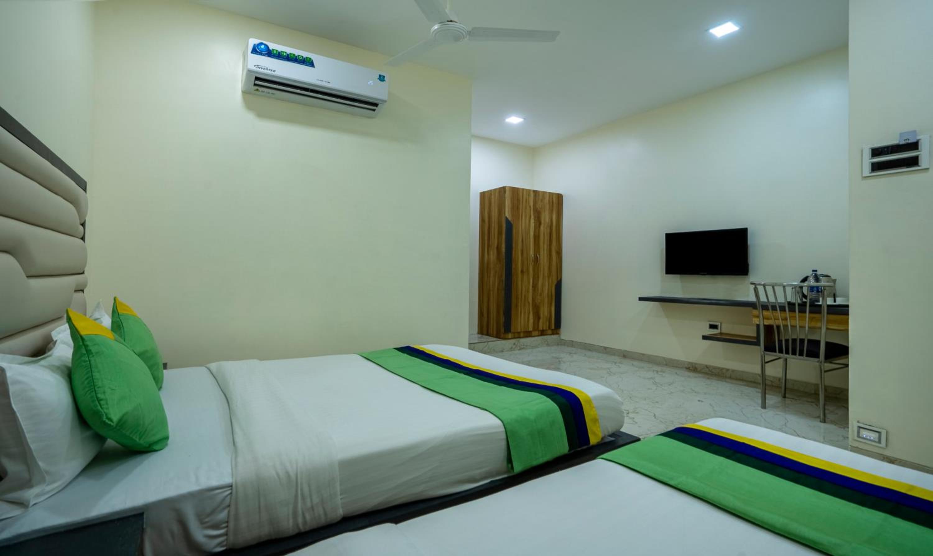 Deluxe Room - Photo 5