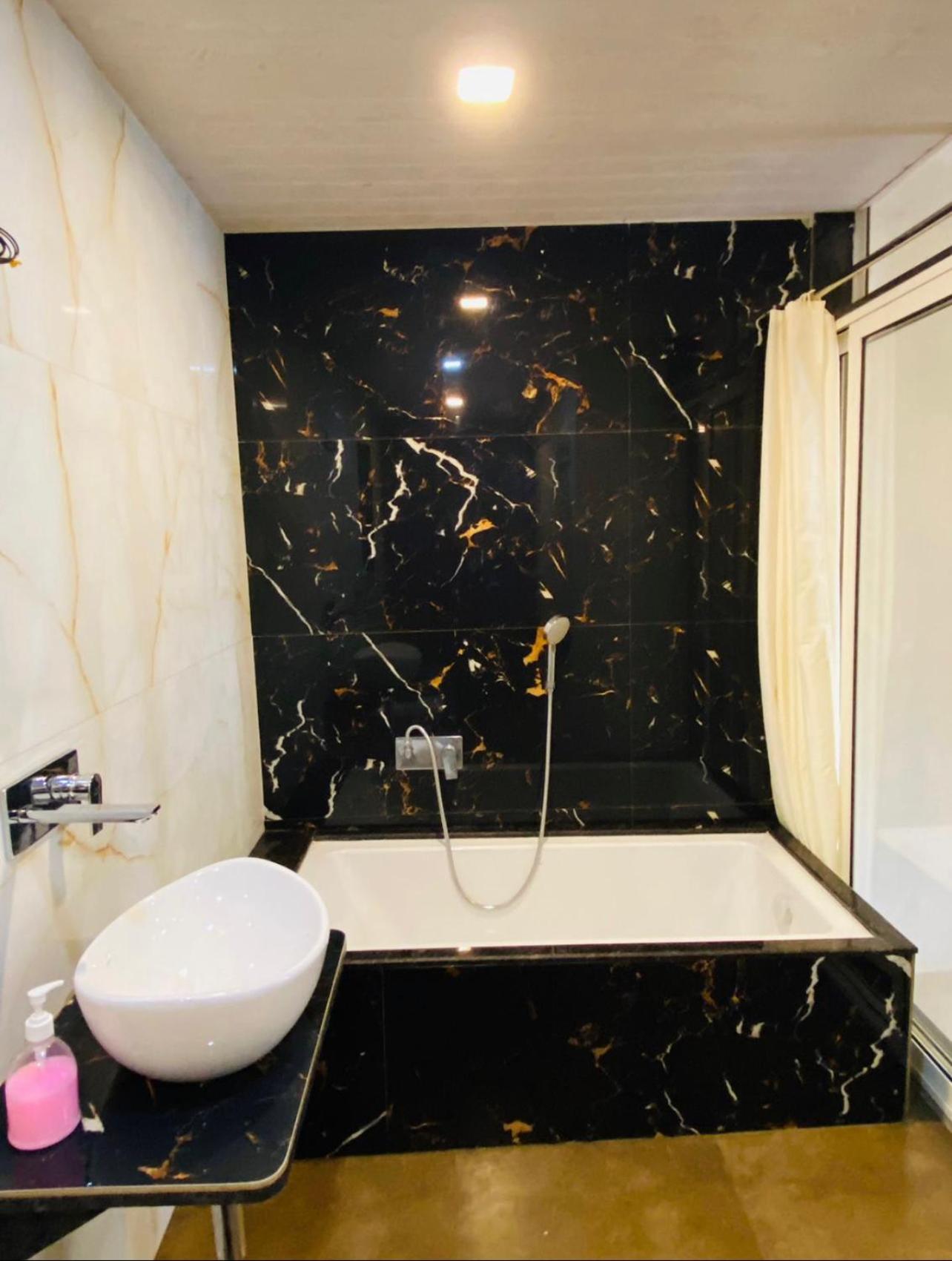Deluxe Room with Bathtub - Photo 7