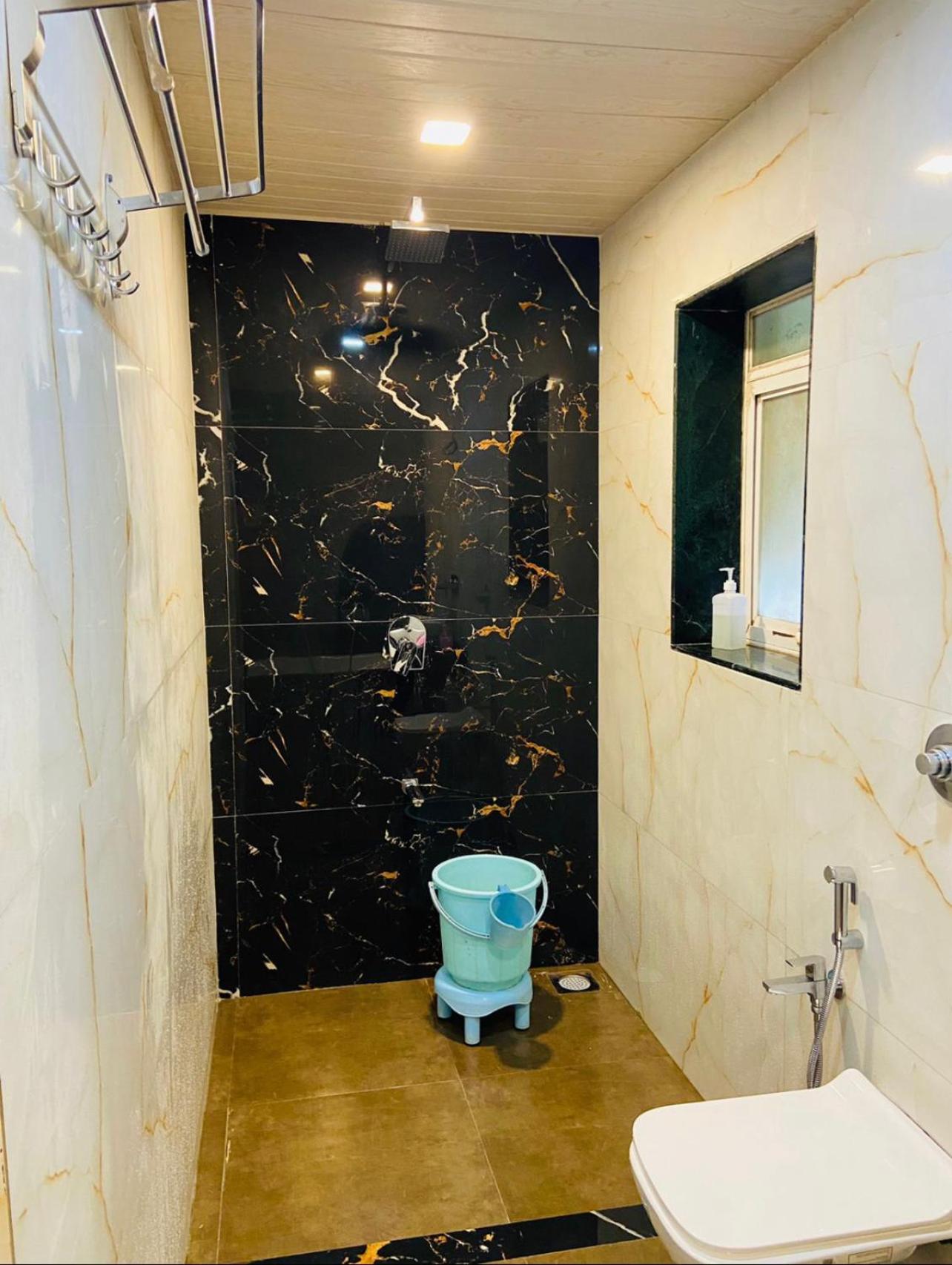 Deluxe Room with Bathtub - Photo 6
