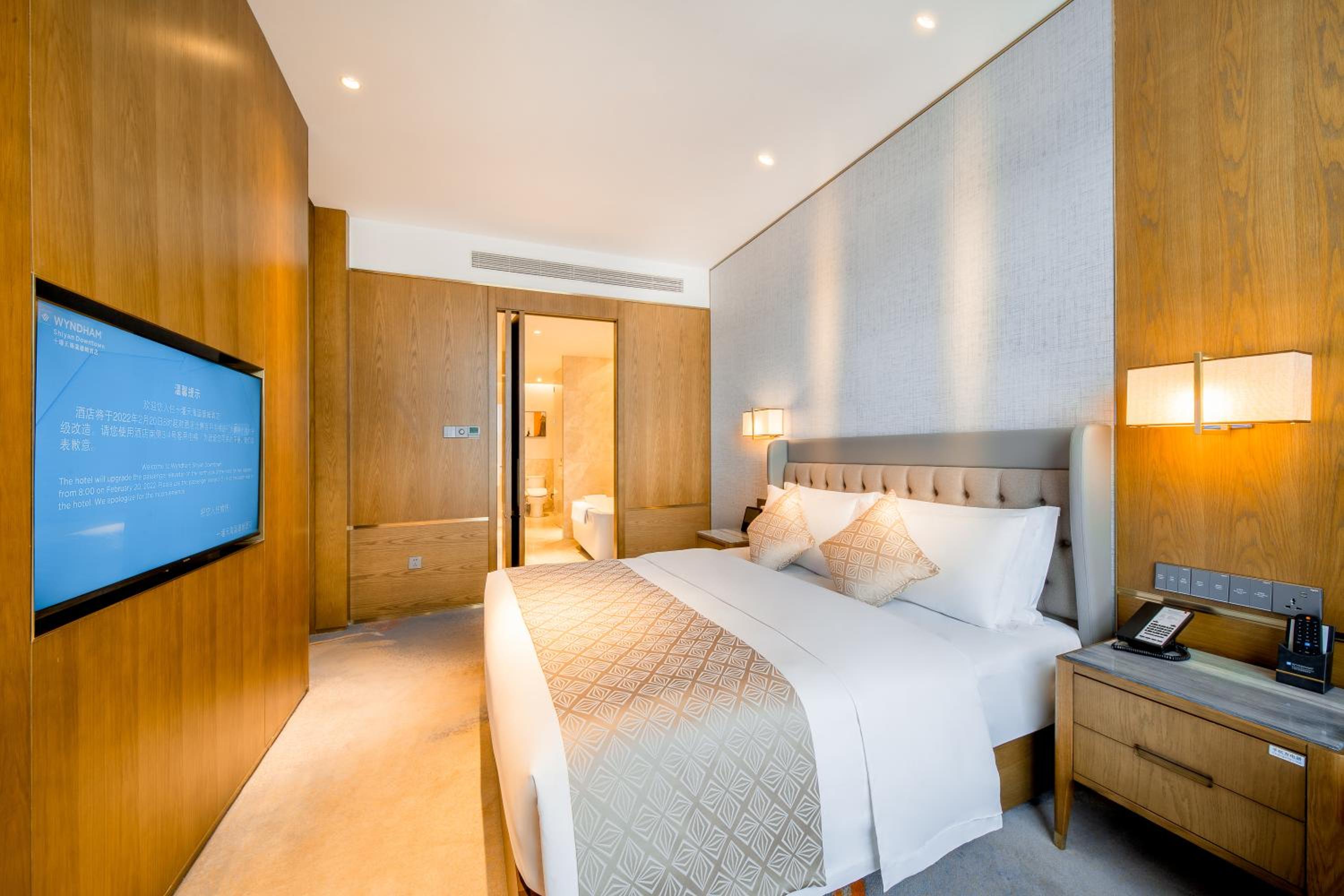 Deluxe King Suite - Non-Smoking - Photo 1
