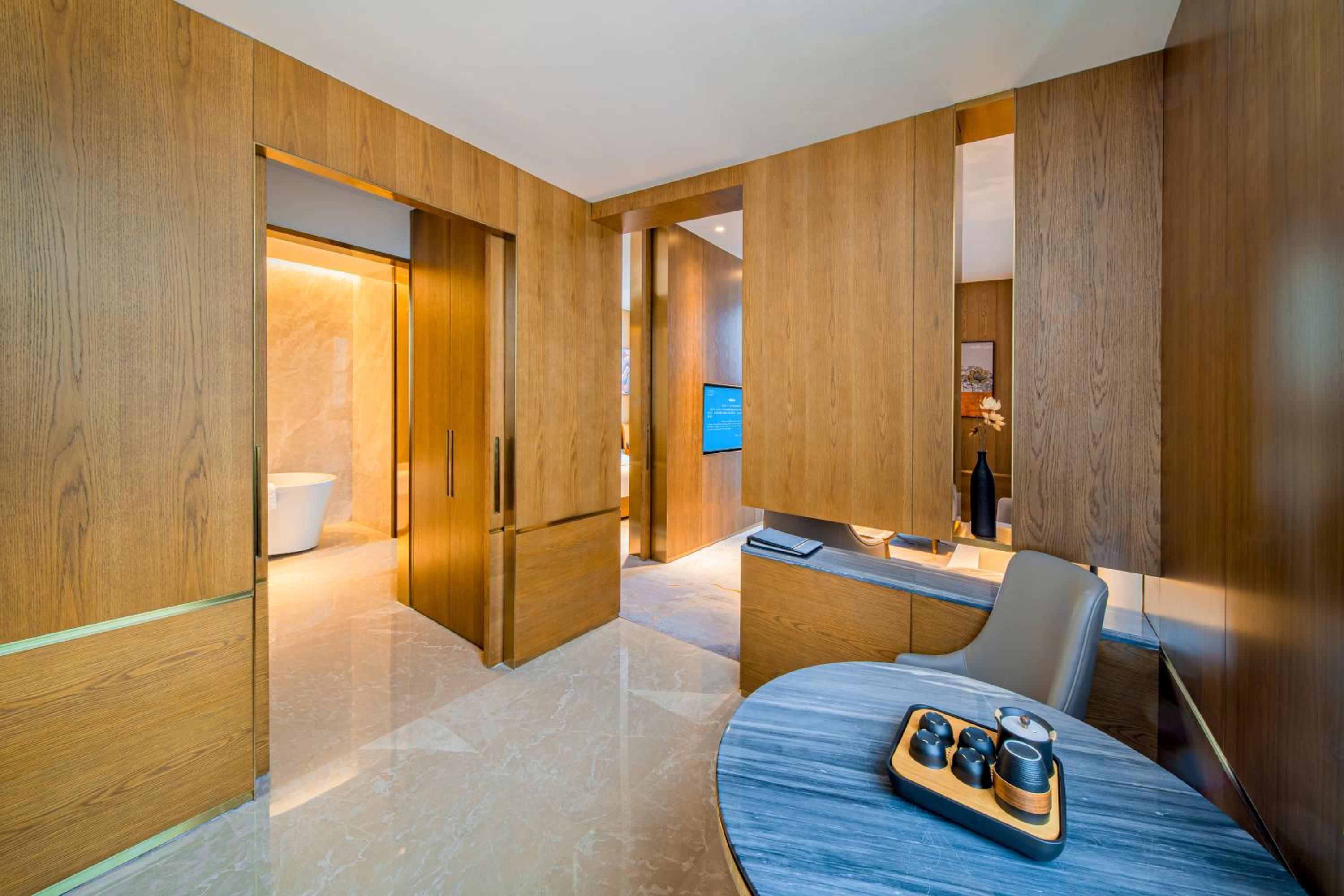 Deluxe King Suite - Non-Smoking - Photo 2