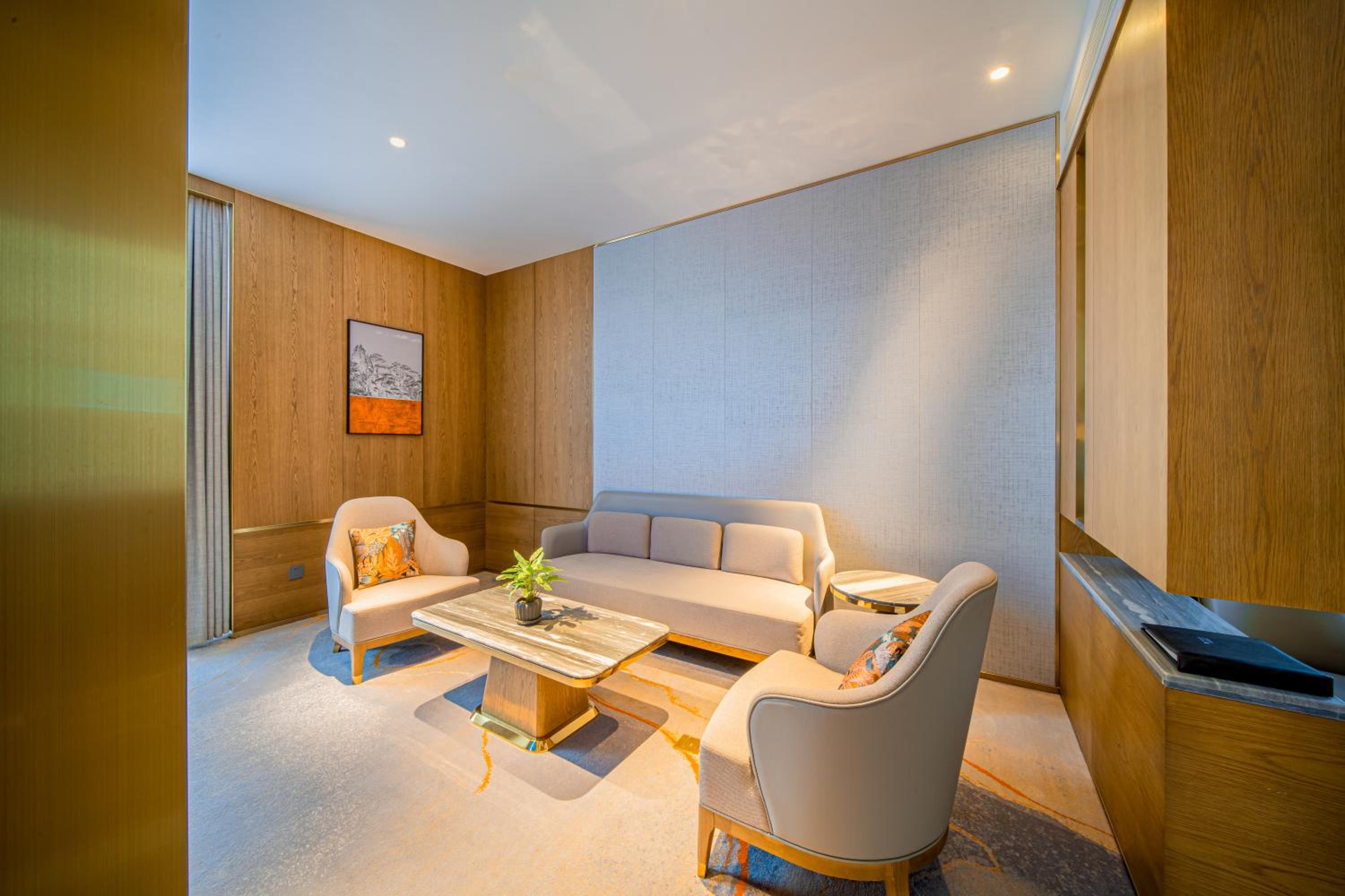 Deluxe King Suite - Non-Smoking - Photo 4