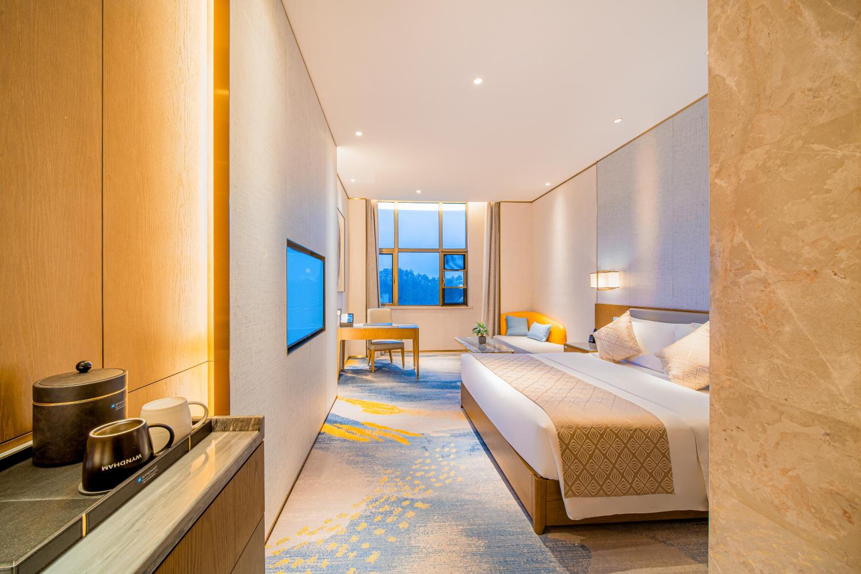 Deluxe King Room - Non Smoking - Photo 4