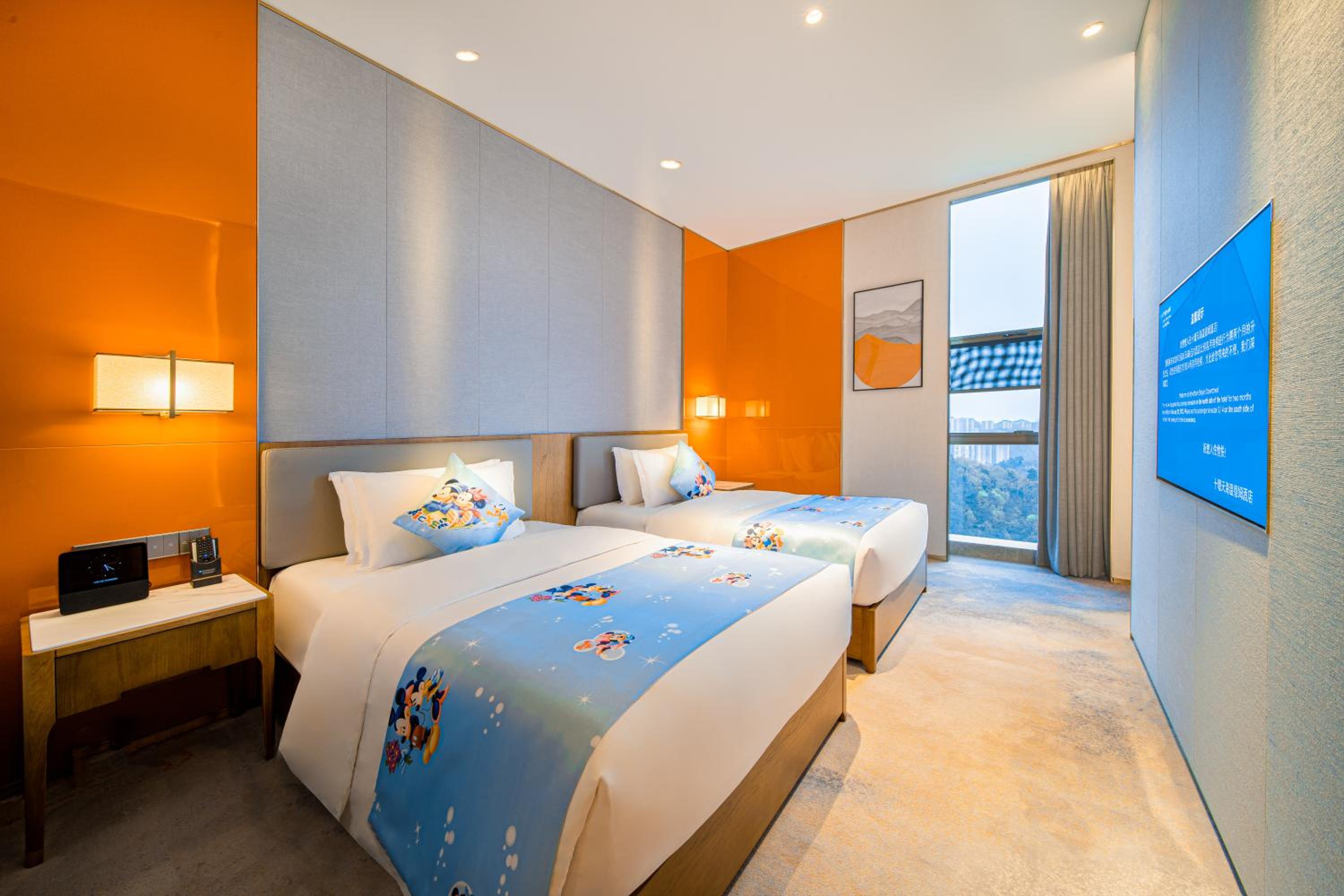 Suite With A King And 2 Double Beds - Non Smoking - Photo 1