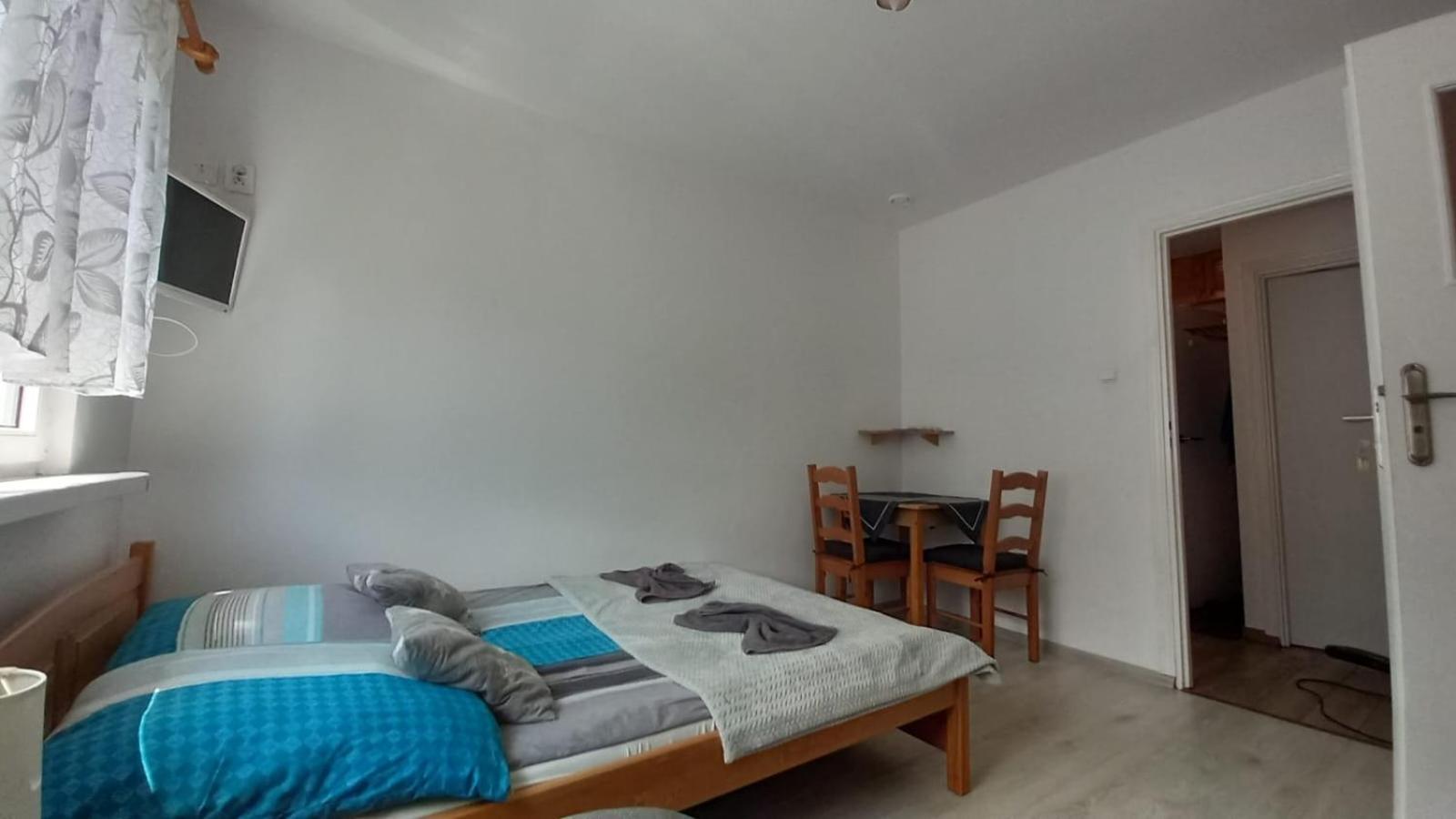 Small Double Room - Photo 2
