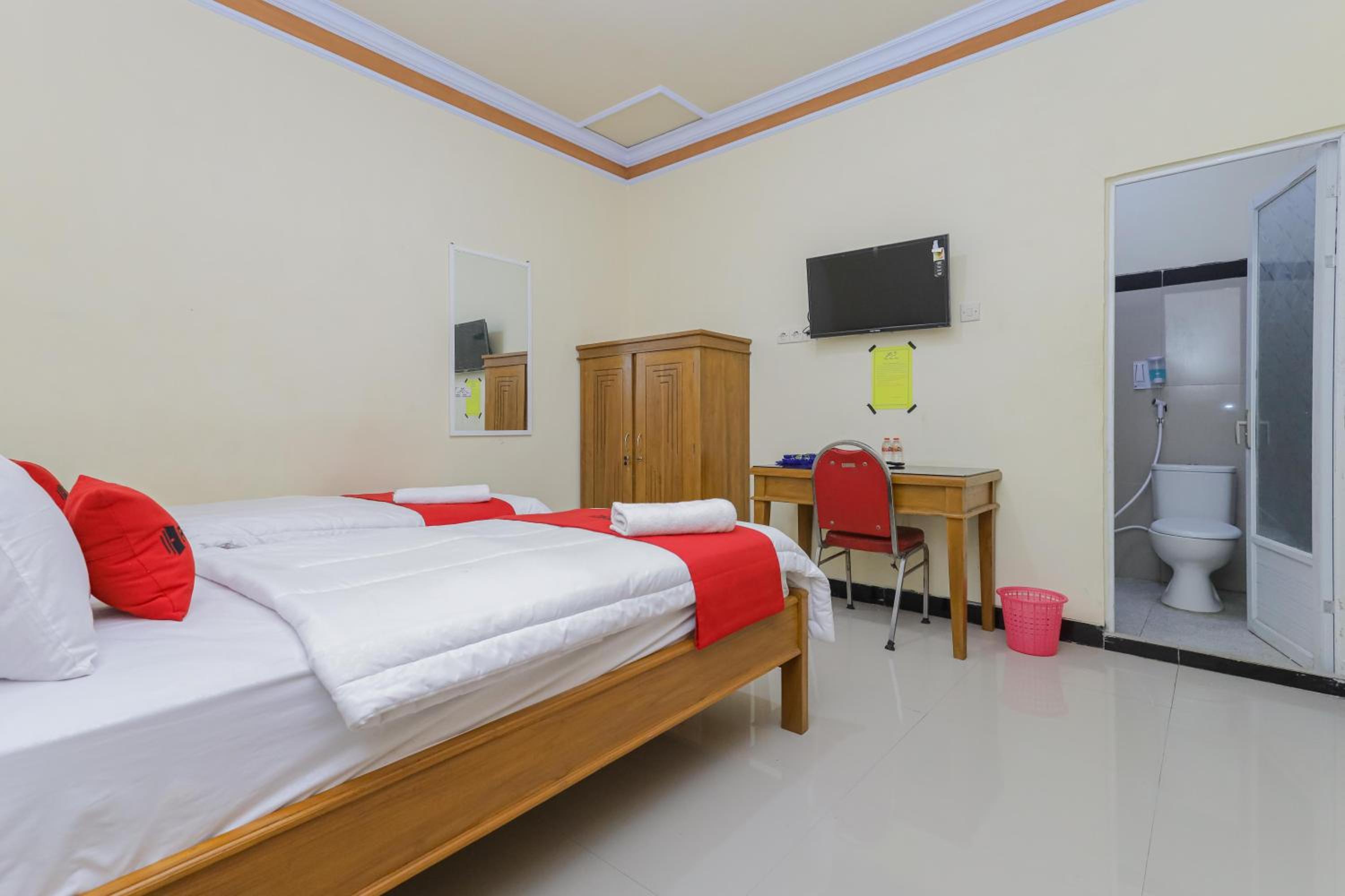 Standard Twin Room - Photo 4