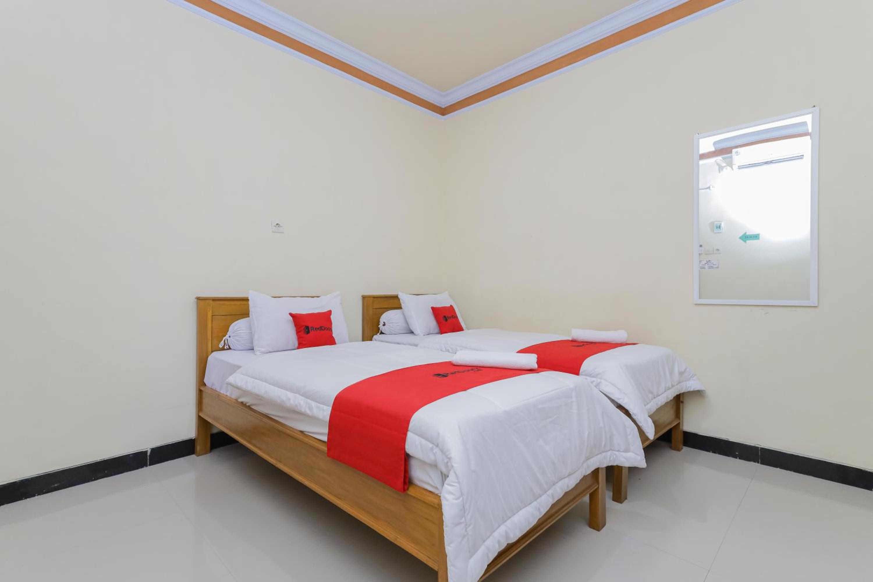 Standard Twin Room - Photo 7