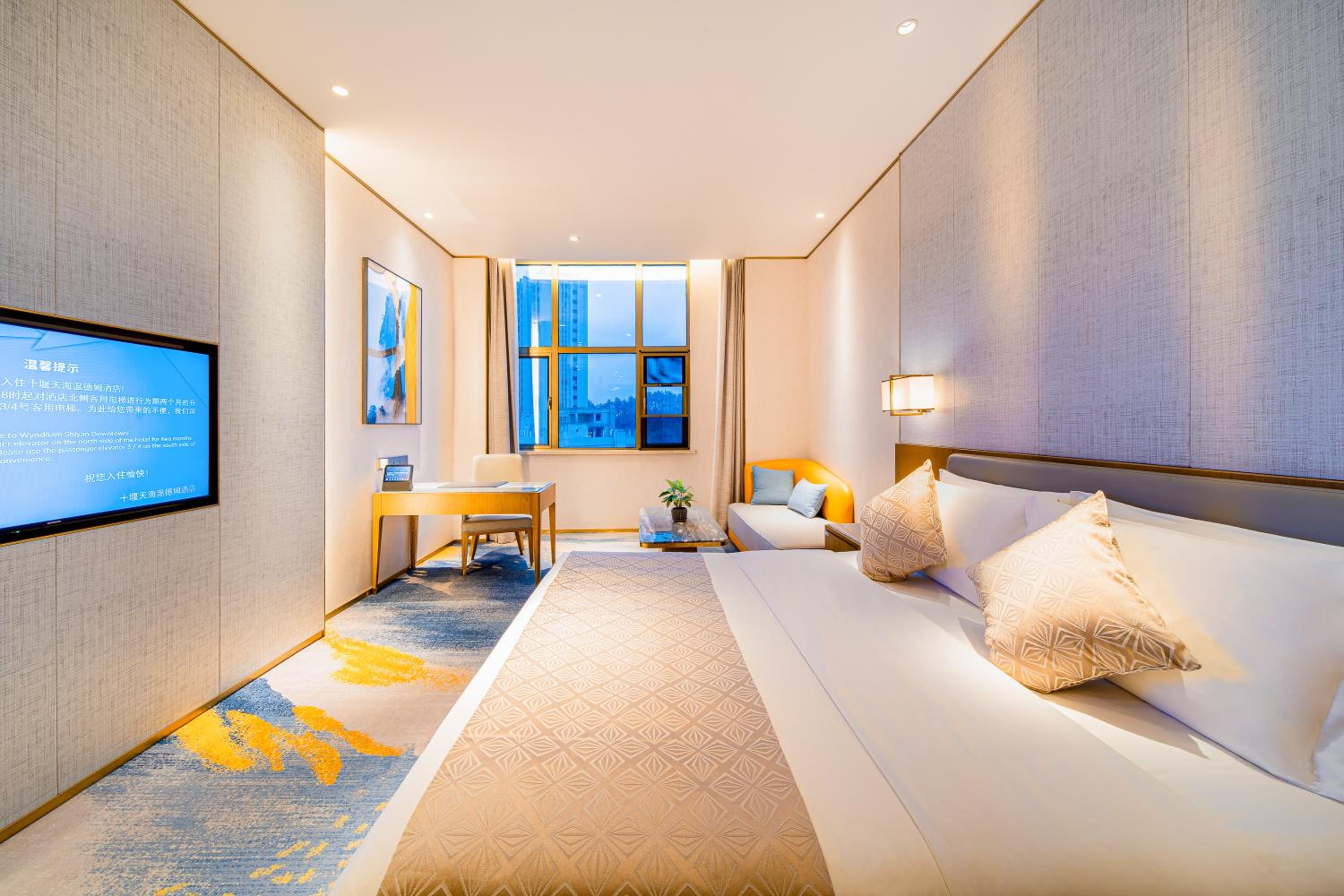Deluxe King Room - Non Smoking - Photo 3