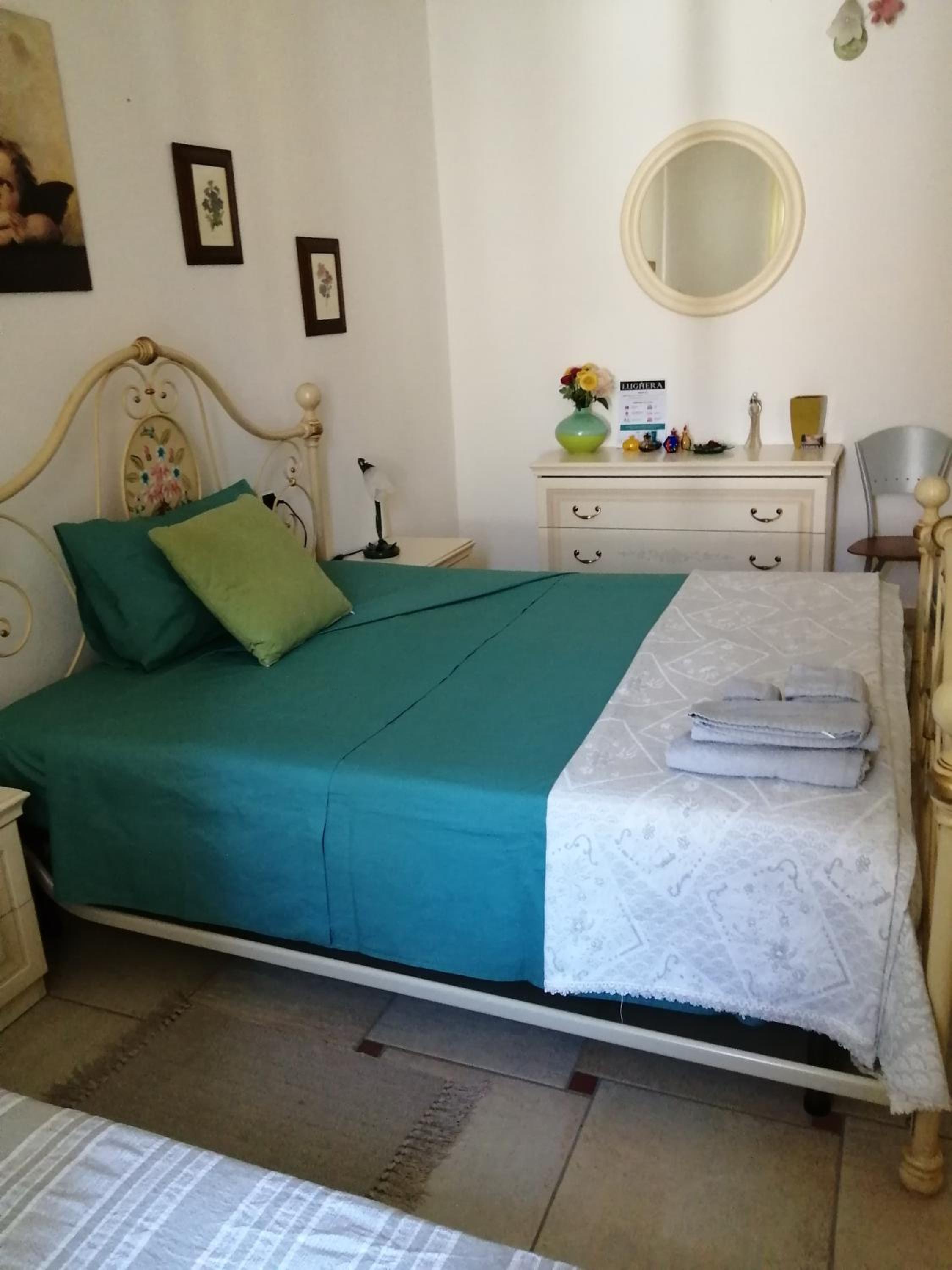 Queen Room With Shared Bathroom photo 3