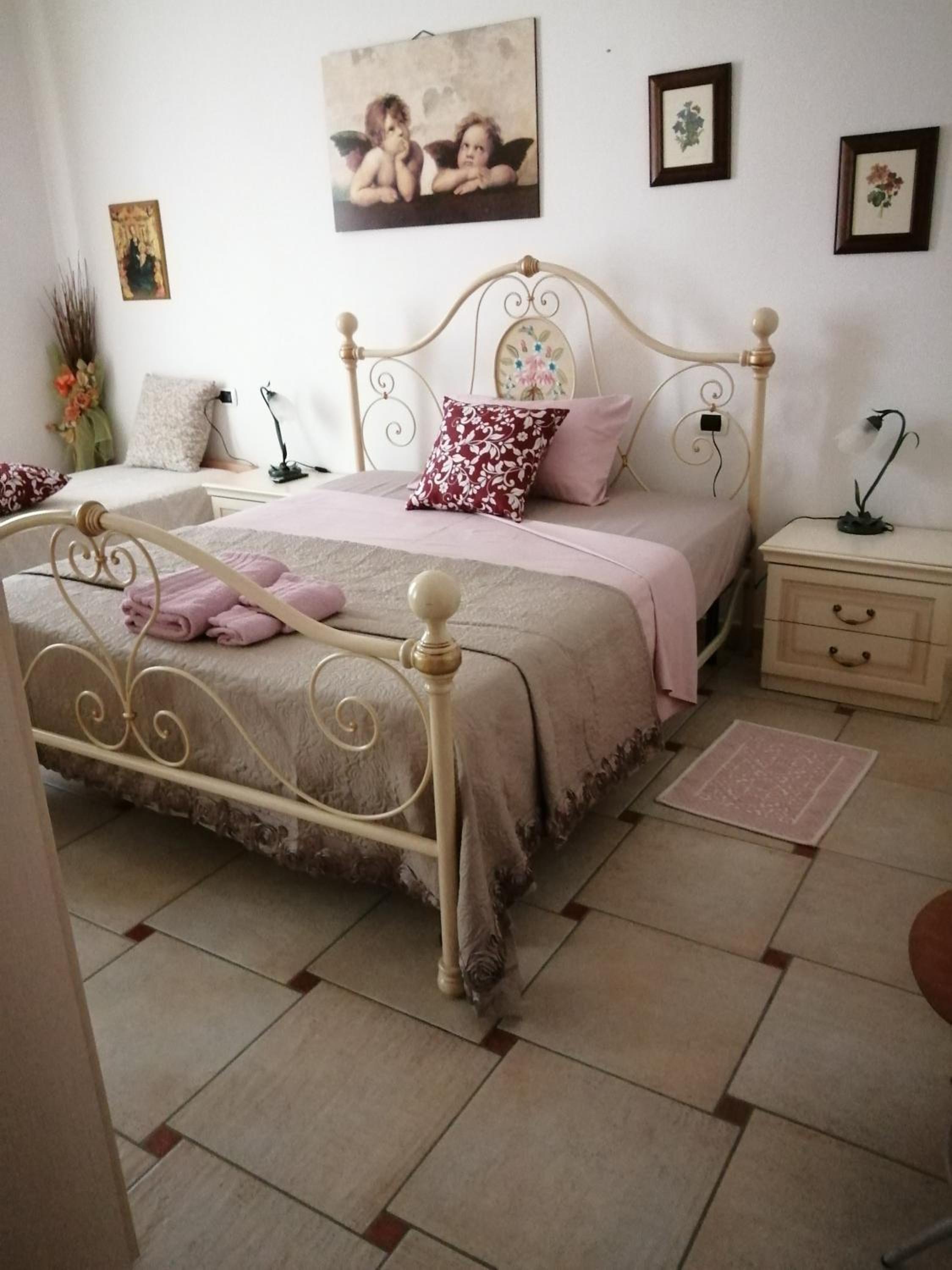 Queen Room With Shared Bathroom photo 2