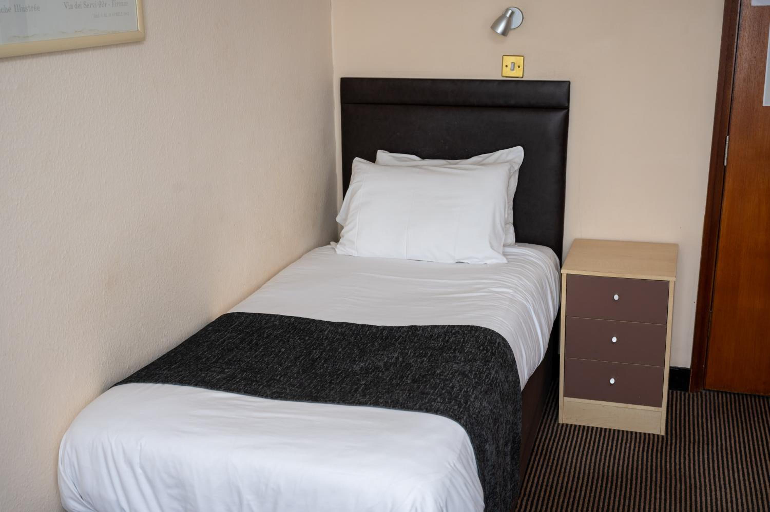 Standard Twin Room - Photo 1