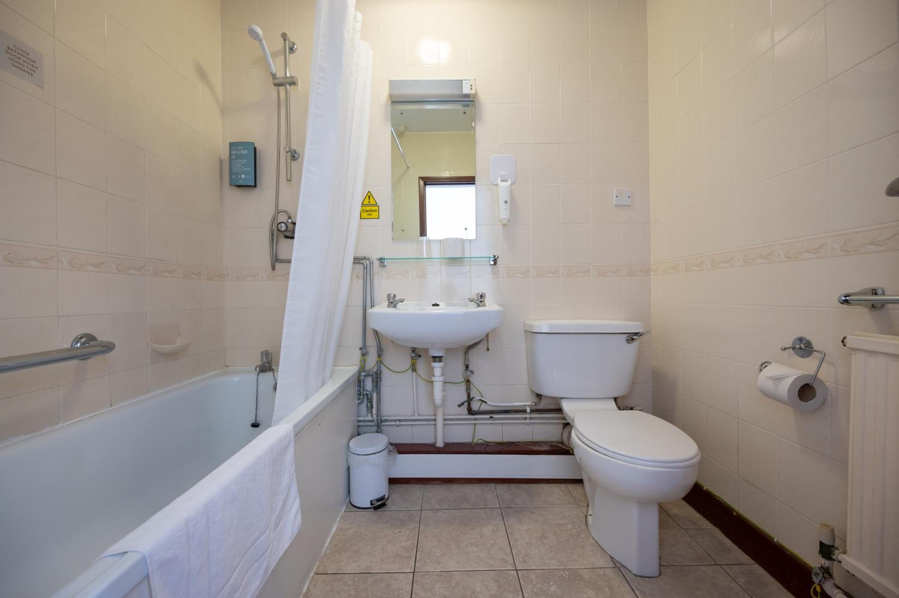 Standard Twin Room - Photo 4