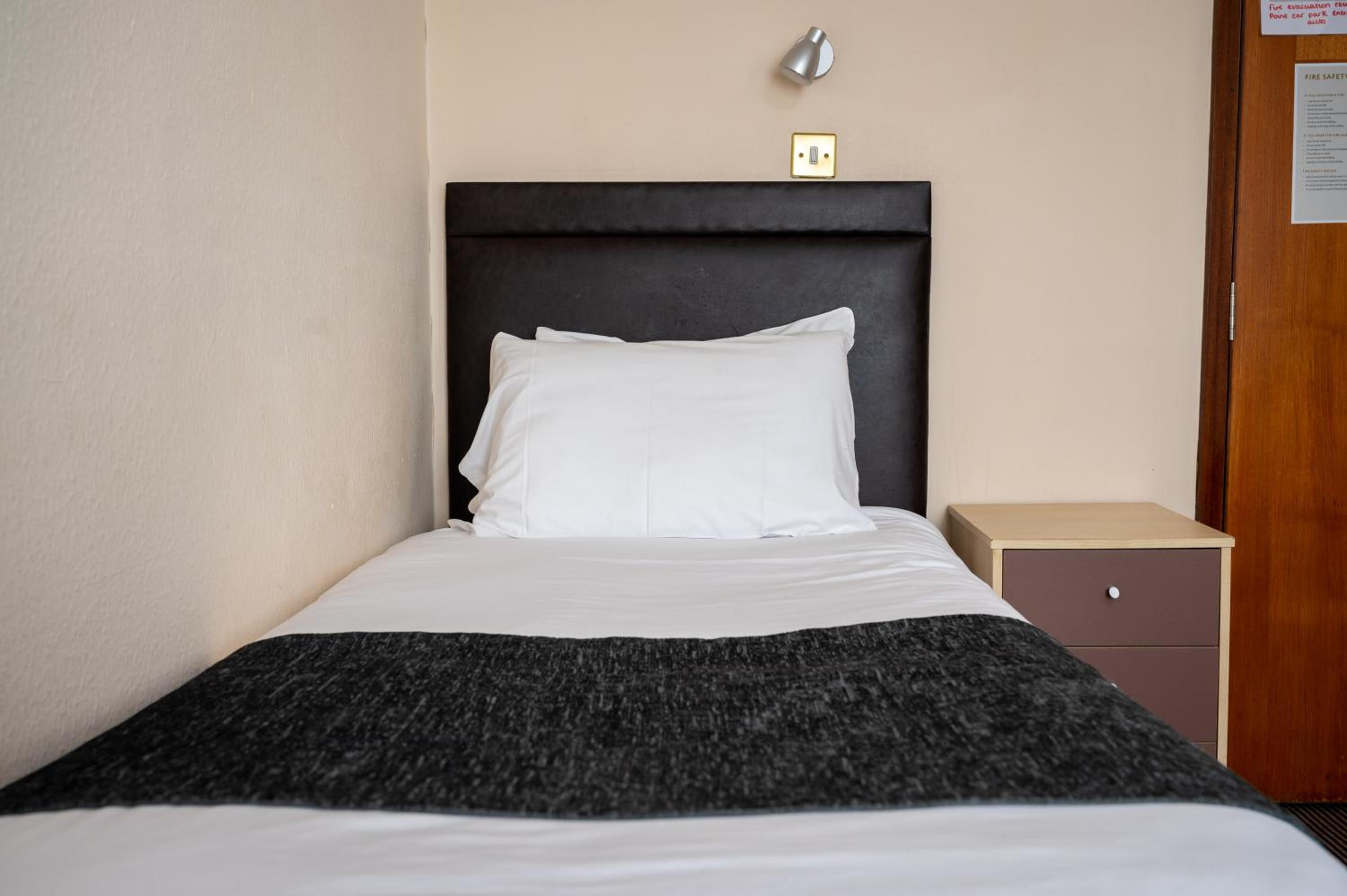 Standard Twin Room - Photo 3