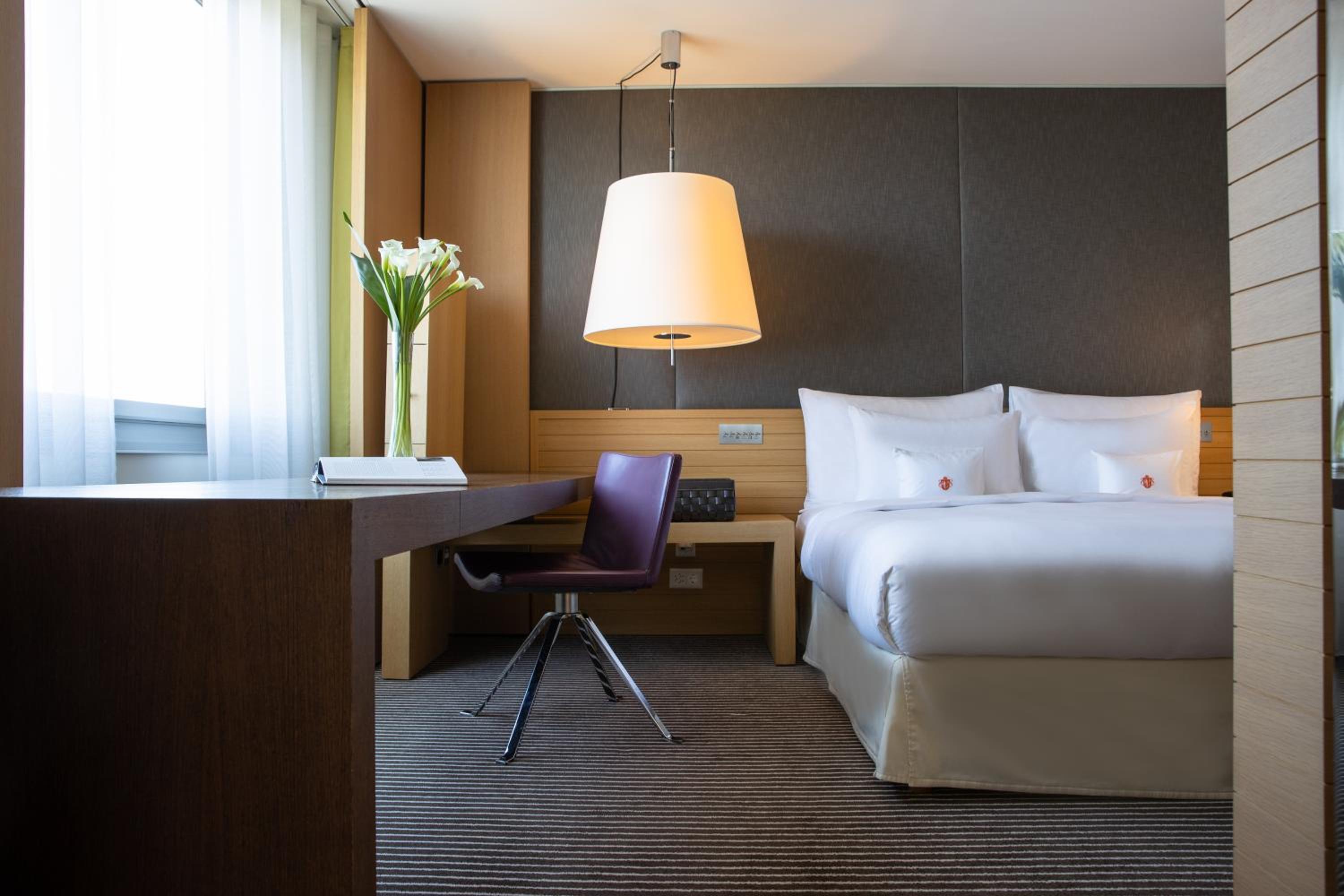 Presidential Suite with Lake View thumbnail 5