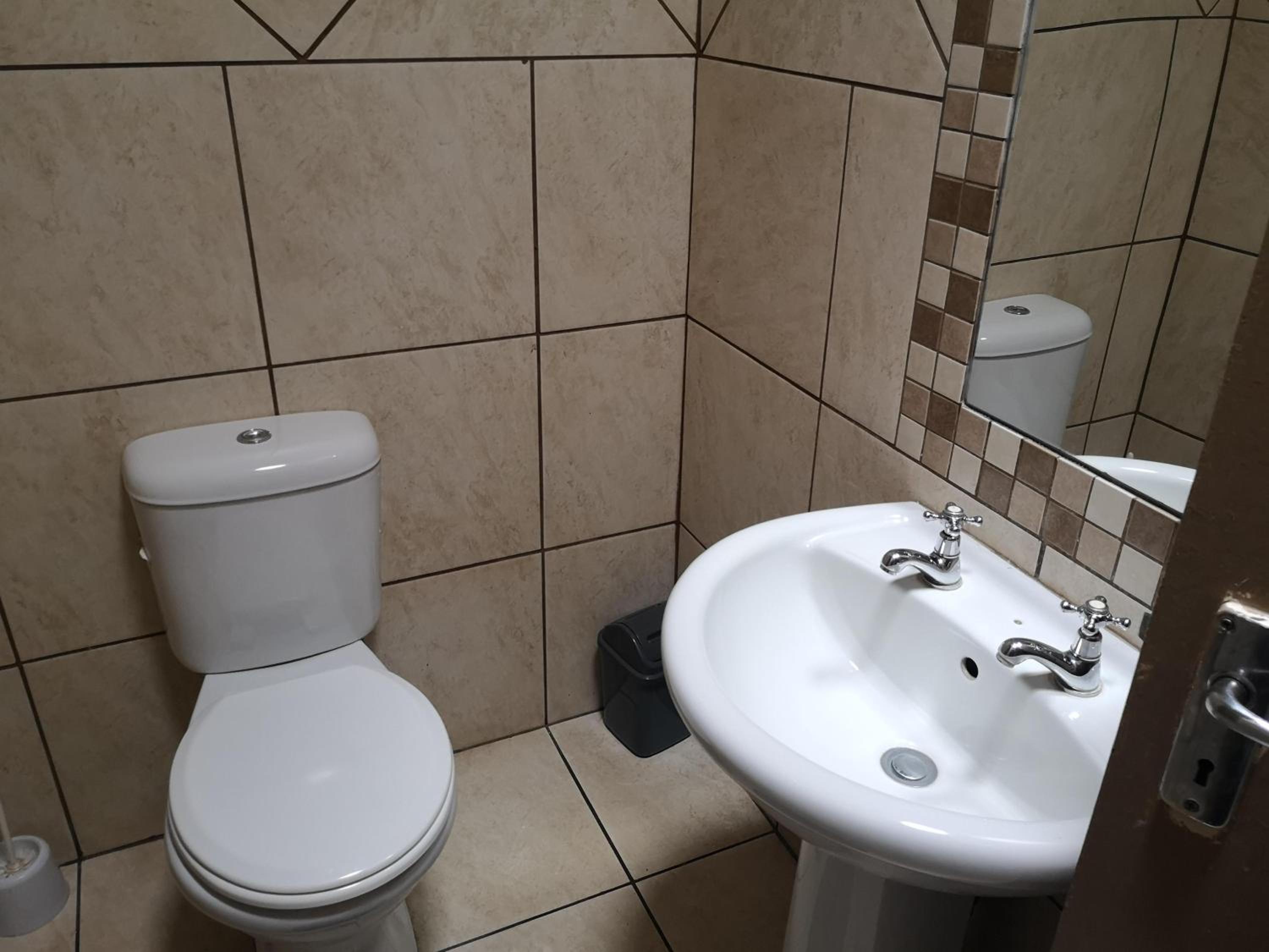 Quadruple Room with Private Bathroom photo 2