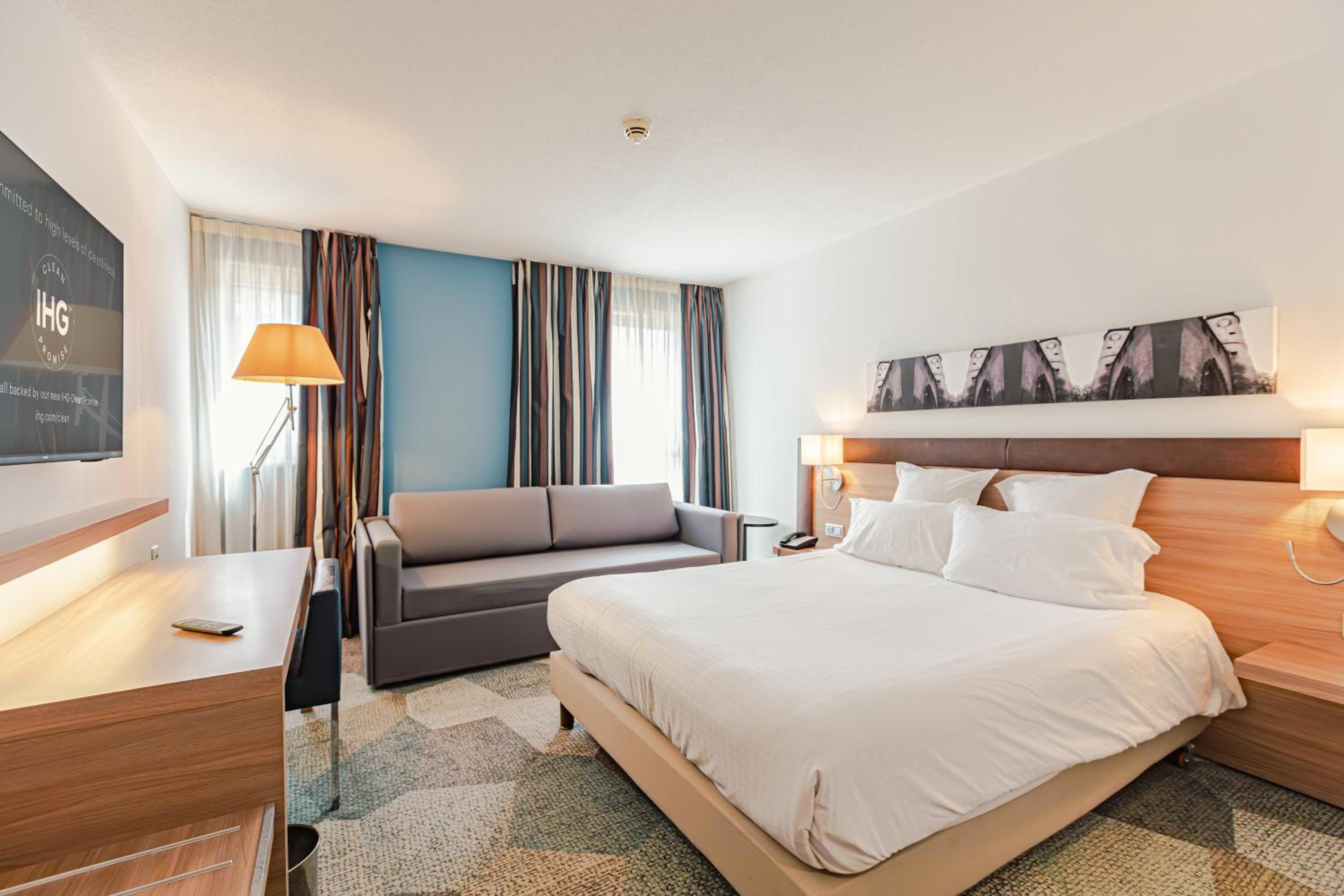 Standard Queen Room - Photo 7