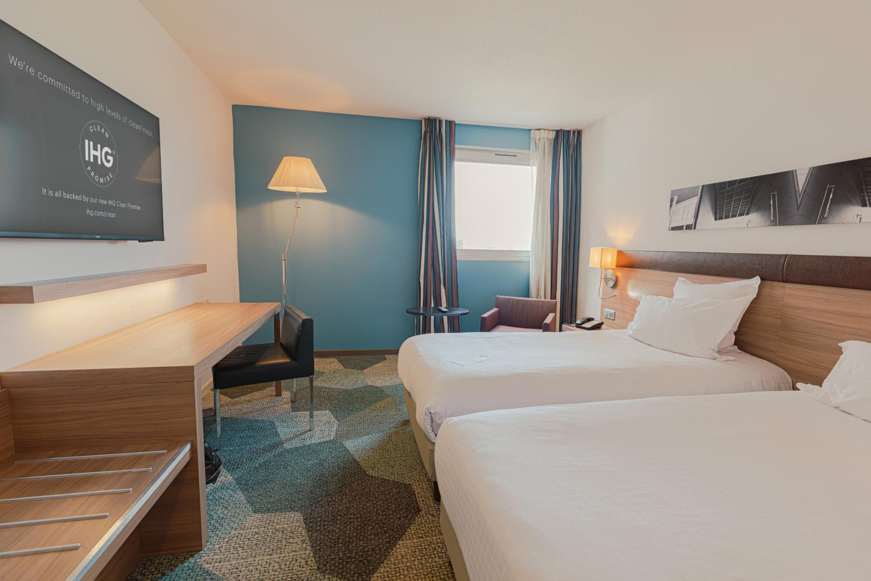 Standard Twin Room - Photo 4