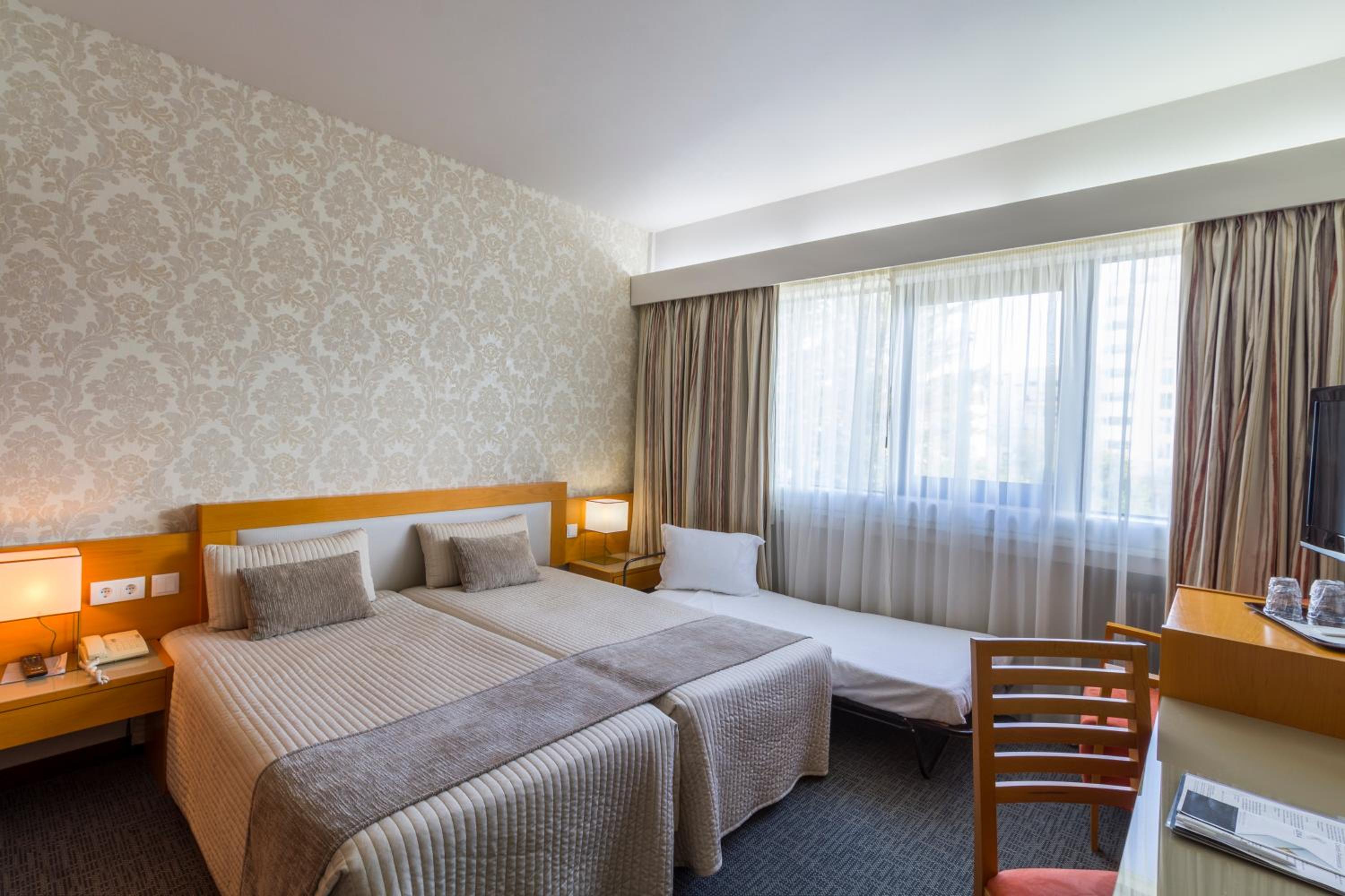Twin Room - Photo 3